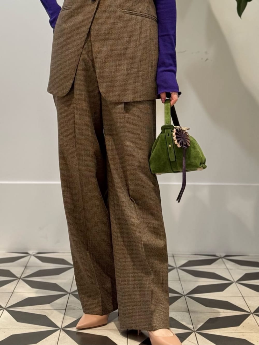 パープル系のTシャツ/カットソー、ブラウン系のその他パンツ、ブラウン系のベストを着用したレディースの秋コーディネートの4枚目の写真