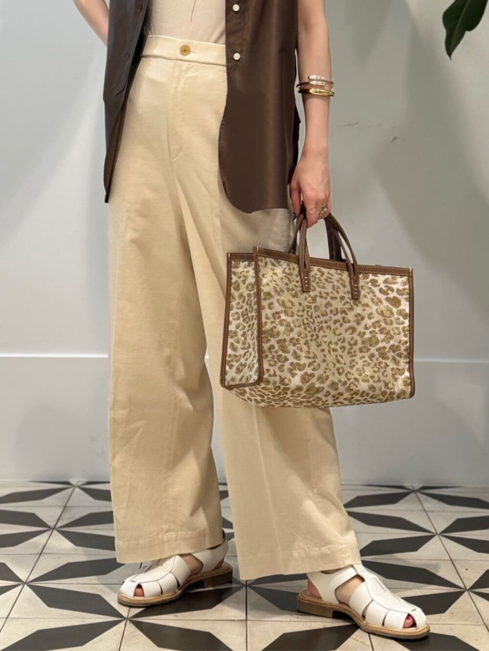 ベージュ系のトートバッグ、ホワイト系のキャミソール、ベージュ系のその他パンツを着用したレディースの夏コーディネートの4枚目の写真