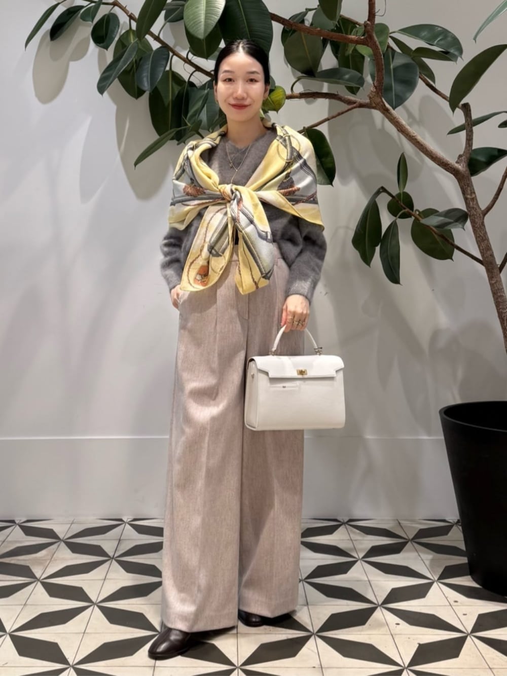 グレー系のその他アウター、グレー系のニット/セーター、グレー系のキャミソールを着用したレディースの秋コーディネートの2枚目の写真