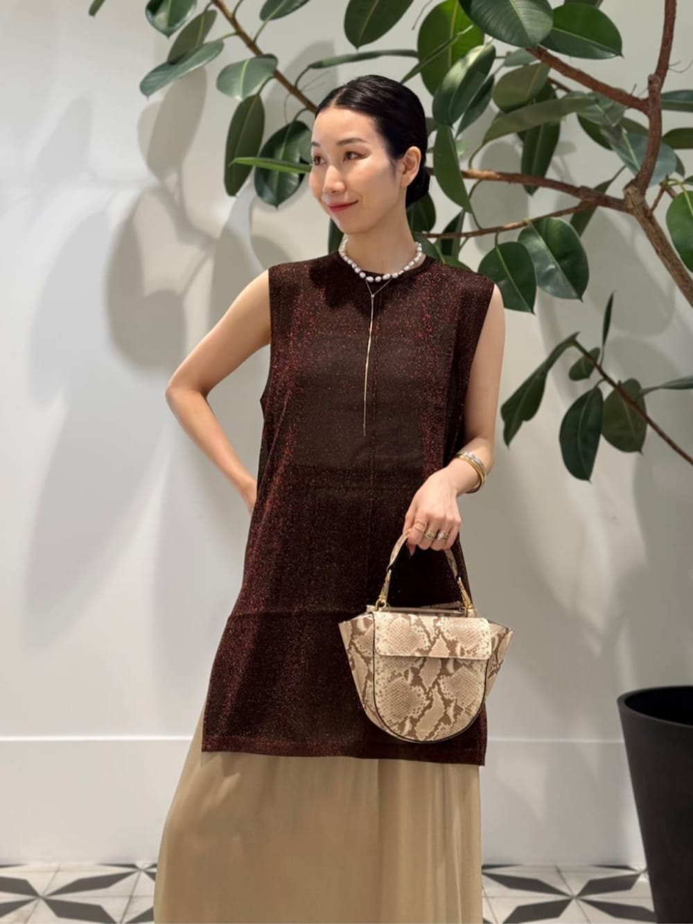 ホワイト系のキャミソール、イエロー系のワンピース、イエロー系のスカートを着用したレディースの夏コーディネートの2枚目の写真