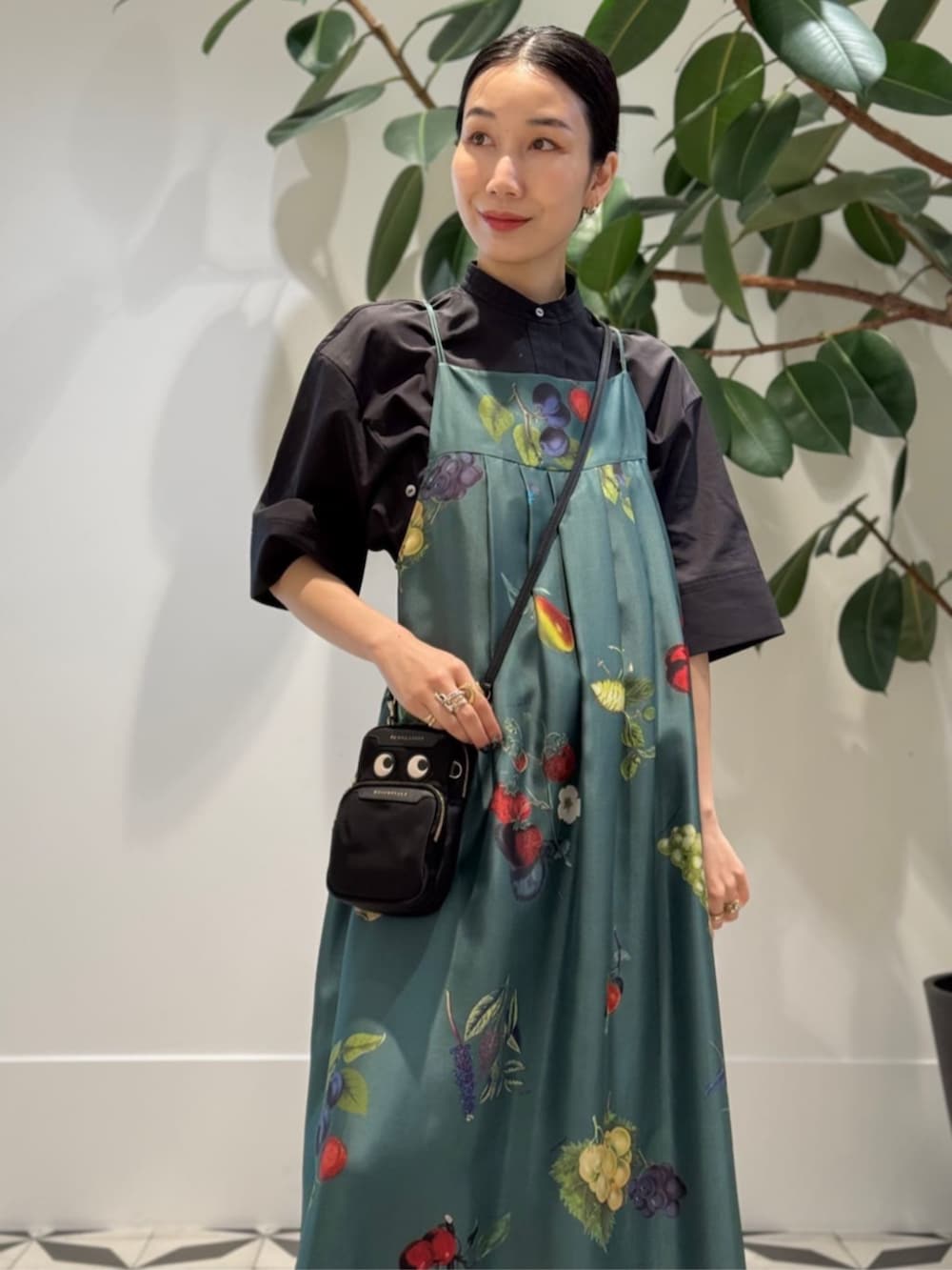 「TOMORROWLAND、TOMORROWLAND collection、caban、Anya Hindmarch、aeyde、トゥモローランド、半袖シャツ、柄ワンピース、キャミワンピ、ボタニカル柄、大人カジュアル」｜「TOMORROWLAND のセルロースジャージー キャミソール（キャミソール、ブラック系）」を使った、Nito_TOMORROWLANDさん（レディース・158cm）の夏コーディネートの4枚目の写真