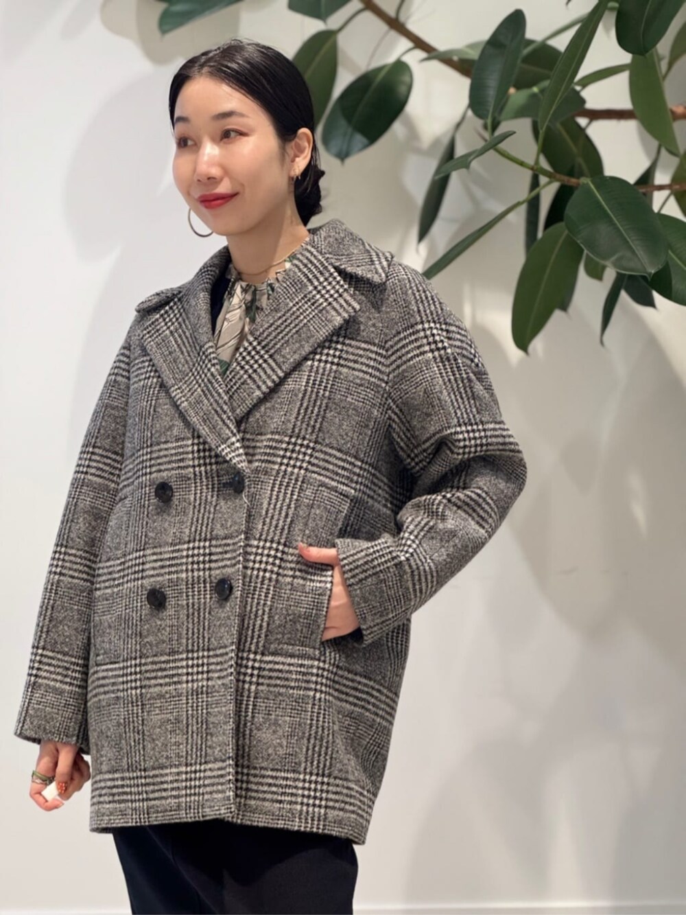 「TOMORROWLAND、トゥモローランド、TOMORROWLAND collection、ballsey、VASIC、セットアップ、ショートコート、グレンチェック、ペプラムジャケット、フラワープリント、柄ブラウス」|「TOMORROWLAND のコットンジャージー キャミソール(キャミソール、ブラック系)」を使った、Nito_TOMORROWLANDさん(レディース・158cm)の冬コーディネートの3枚目の写真