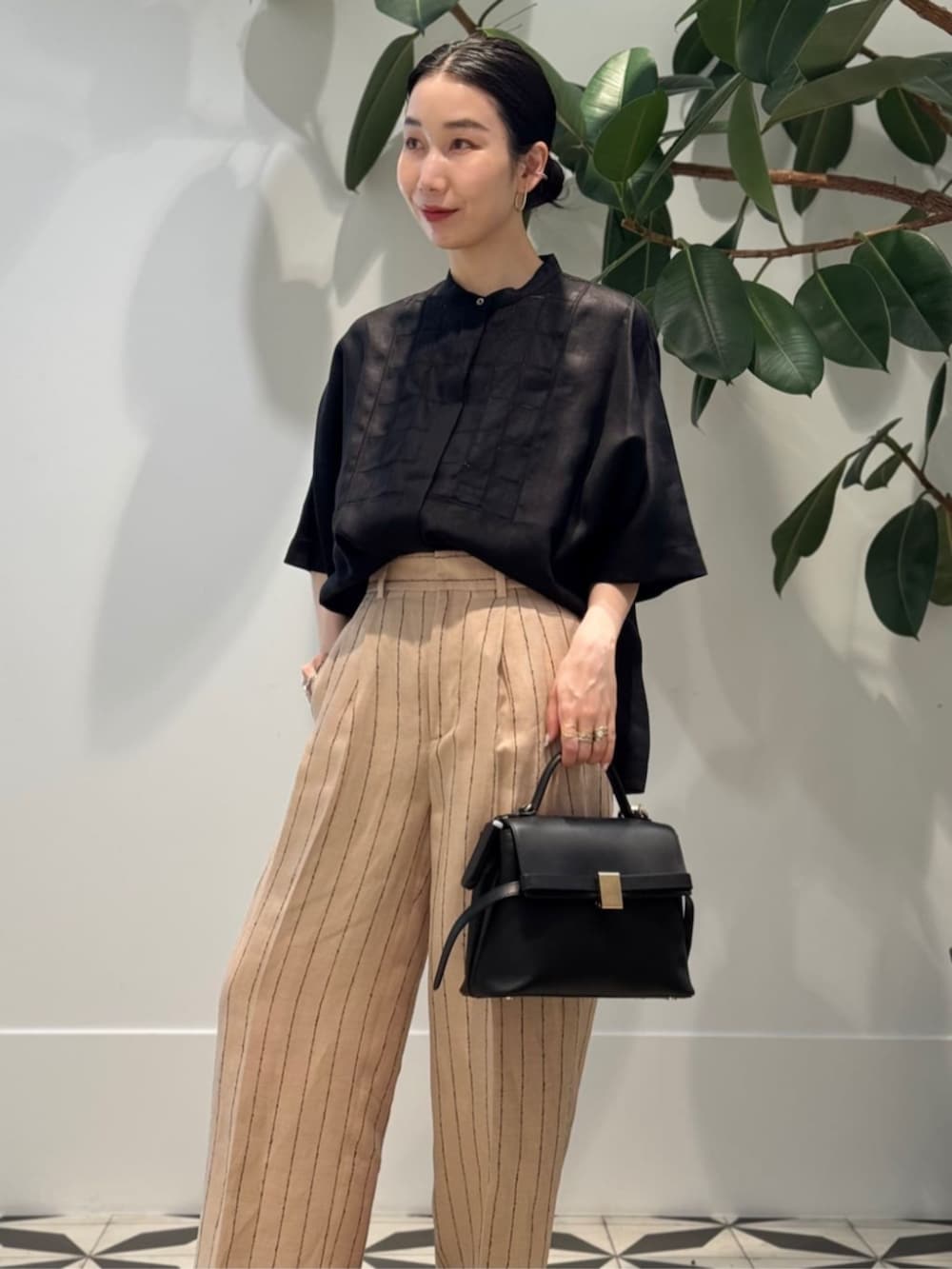 「TOMORROWLAND、TOMORROWLAND collection、トゥモローランド、ballsey、MACPHEE、Atelier TOMORROWLAND、PALOMA BARCELO、Charlotte Chesnais、リネンシャツ、半袖シャツ、ストライプパンツ、大人カジュアル」|「TOMORROWLAND のコットンジャージー キャミソール(キャミソール、ブラック系)」を使った、Nito_TOMORROWLANDさん(レディース・158cm)の夏コーディネートの3枚目の写真