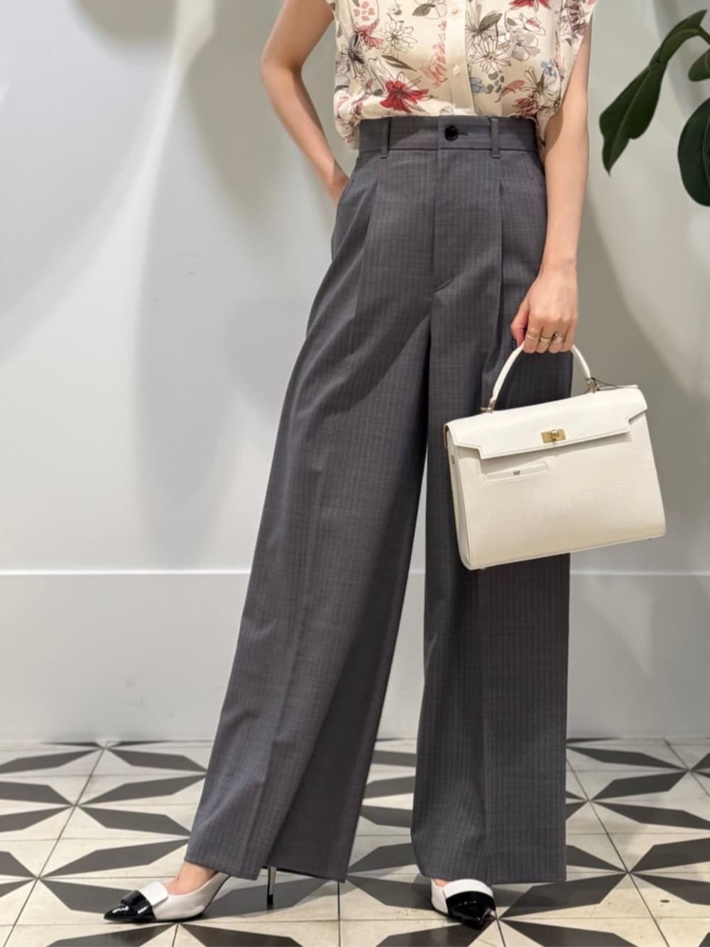 「TOMORROWLAND、トゥモローランド、TOMORROWLAND collection、ballsey、MACPHEE、Anya Hindmarch、sergio rossi、ERDEM、柄ブラウス、タックパンツ、ストライプパンツ」｜「TOMORROWLAND のコットンジャージー キャミソール（キャミソール、ホワイト系）」を使った、Nito_TOMORROWLANDさん（レディース・158cm）の夏コーディネートの3枚目の写真