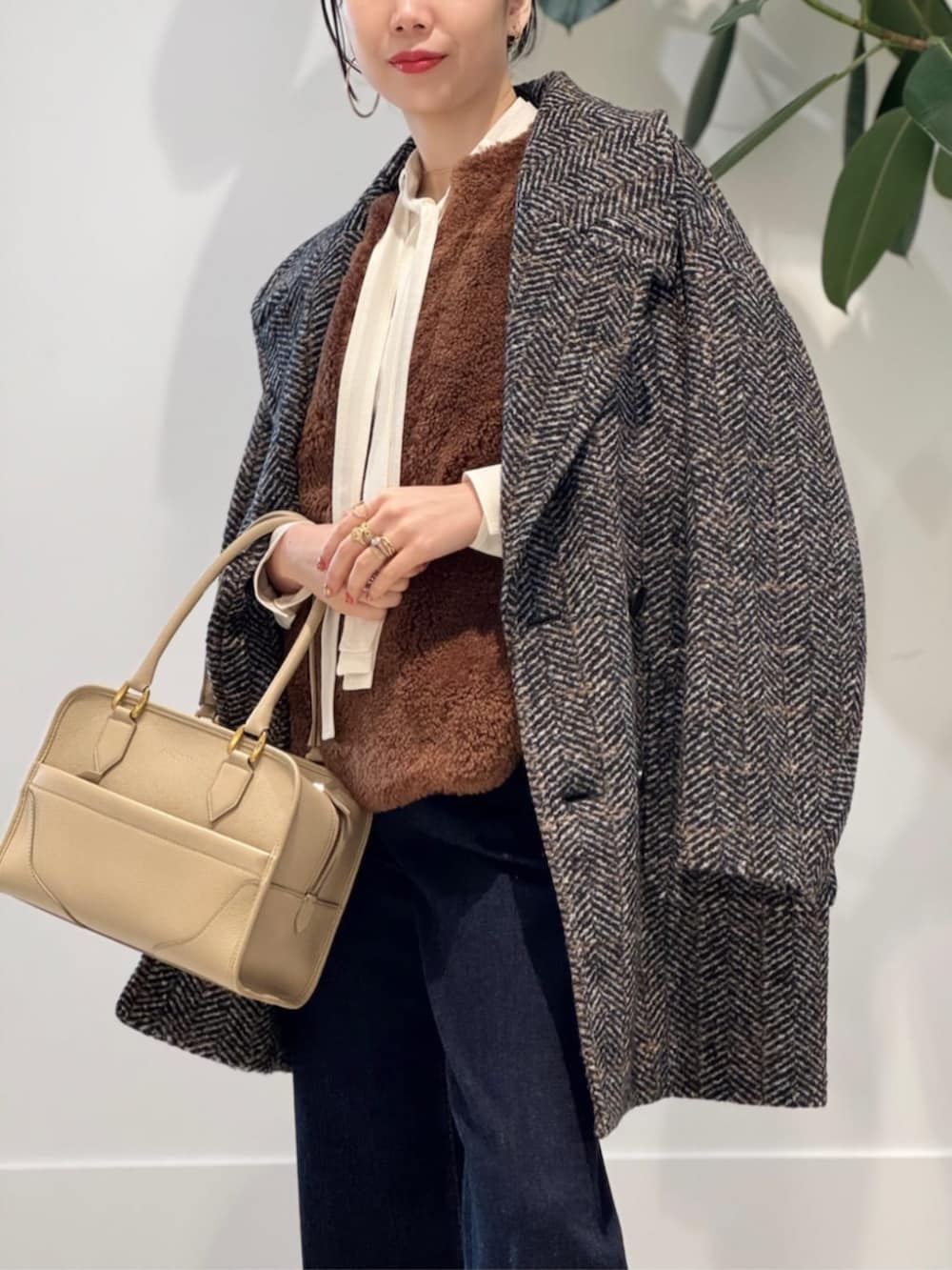 「TOMORROWLAND、トゥモローランド、MACPHEE、TOMORROWLAND collection、ballsey、RED CARD、別注、J&M DAVIDSON、へリンボーン、ピーコート、Pコート、ボアベスト、エコファー、ボウタイブラウス」｜「TOMORROWLAND のコットンジャージー キャミソール（キャミソール、ホワイト系）」を使った、Nito_TOMORROWLANDさん（レディース・158cm）の冬コーディネートの4枚目の写真