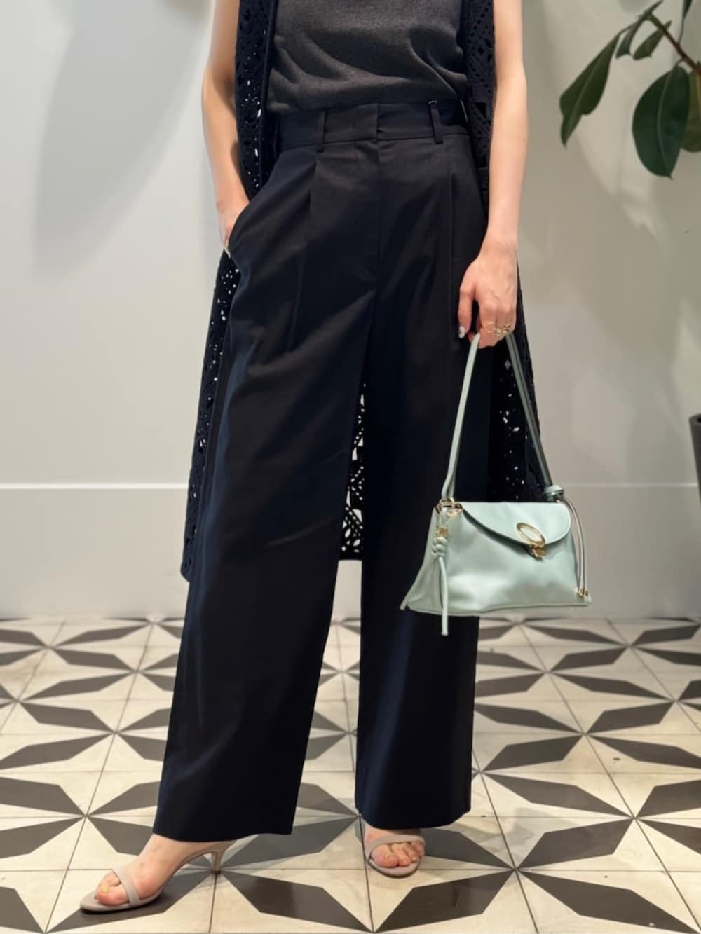 「TOMORROWLAND、トゥモローランド、ballsey、MACPHEE、Atelier TOMORROWLAND、NEBULONIE、Rieuk、Charlotte Chesnais、クロシェ、ロングジレ、ニットジレ、ワントーンコーデ、オールブラック、大人カジュアル」|「TOMORROWLAND のコットンジャージー キャミソール(キャミソール、ブラック系)」を使った、Nito_TOMORROWLANDさん(レディース・158cm)の夏コーディネートの4枚目の写真