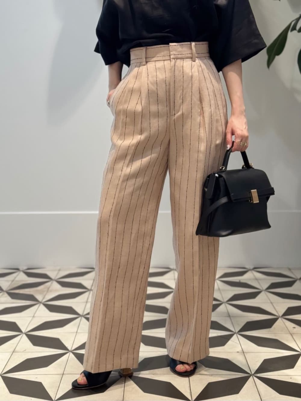 「TOMORROWLAND、TOMORROWLAND collection、トゥモローランド、ballsey、MACPHEE、Atelier TOMORROWLAND、PALOMA BARCELO、Charlotte Chesnais、リネンシャツ、半袖シャツ、ストライプパンツ、大人カジュアル」|「TOMORROWLAND のコットンジャージー キャミソール(キャミソール、ブラック系)」を使った、Nito_TOMORROWLANDさん(レディース・158cm)の夏コーディネートの4枚目の写真