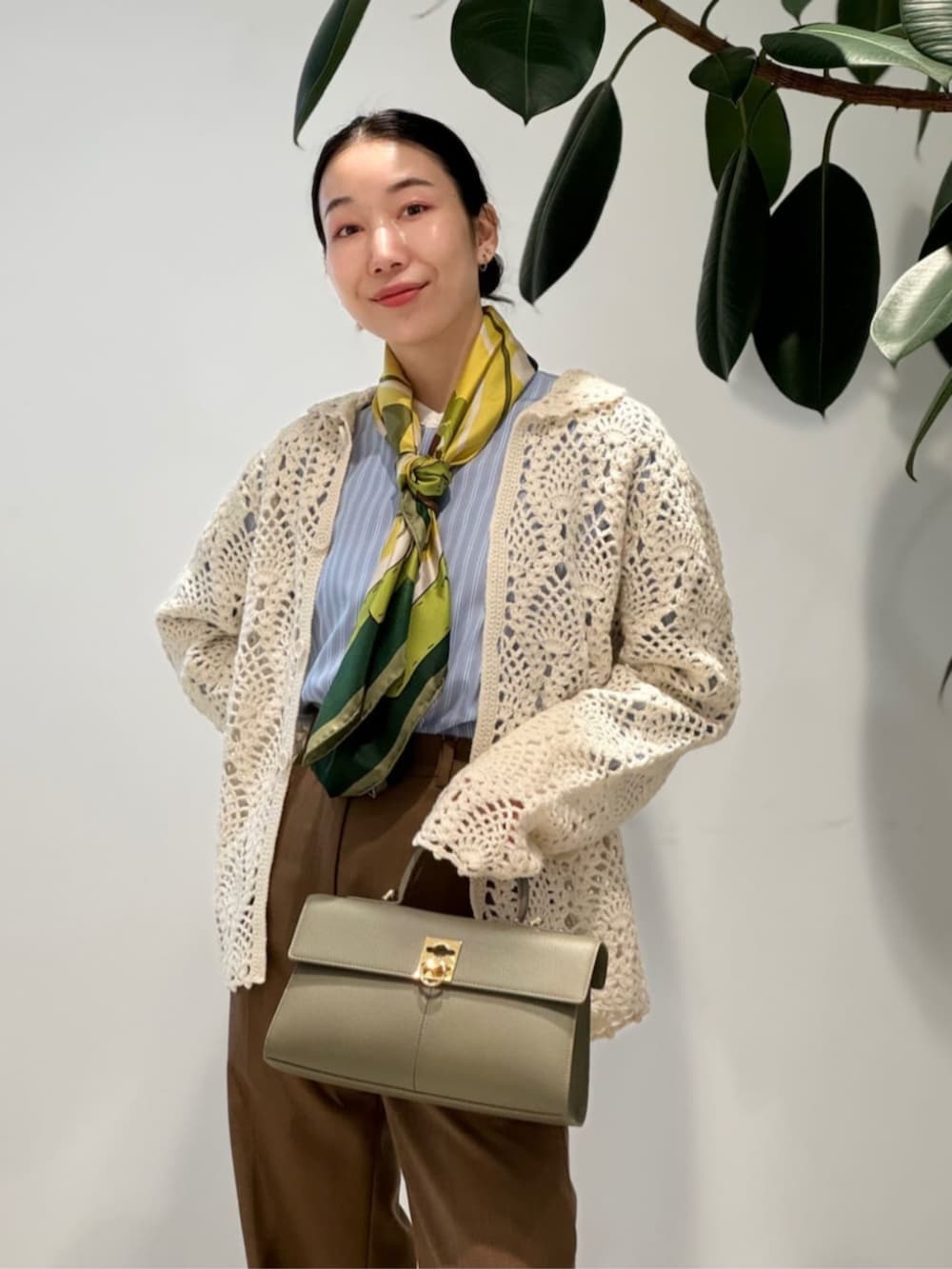 「TOMORROWLAND、トゥモローランド、MACPHEE、ballsey、cafune、manipuri、ハンドニット、クロシェ、クロシェニット、シャツスタイル、バンドカラーシャツ、大人カジュアル」｜「manipuriのmanipuri ROSE シルクスカーフ（バンダナ/スカーフ、イエロー系）」を使った、Nito_TOMORROWLANDさん（レディース・158cm）の秋コーディネートの2枚目の写真