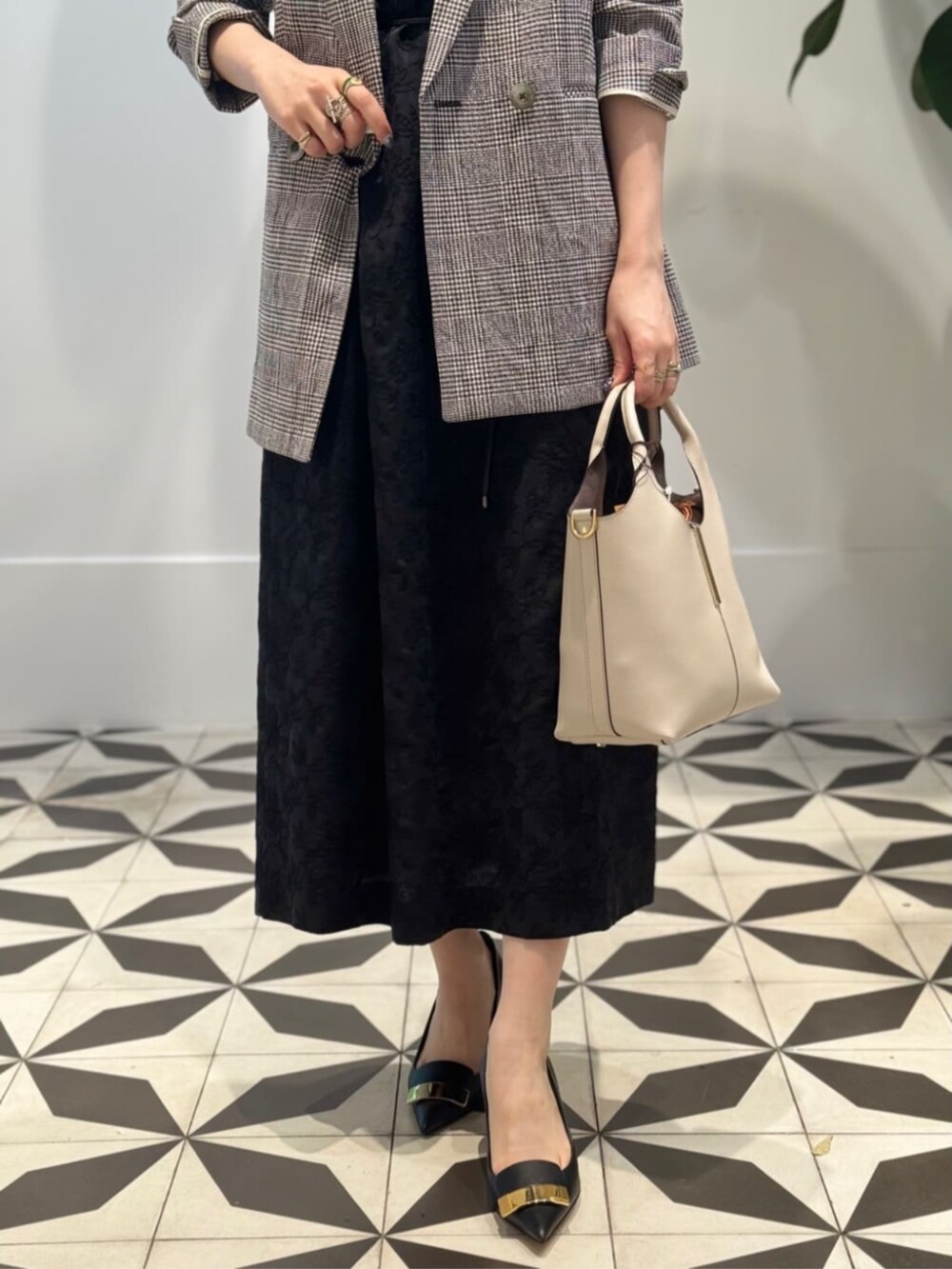 「TOMORROWLAND、TOMORROWLAND collection、トゥモローランド、ballsey、MARIHA、TOD'S、sergio rossi、グレンチェック、ダブルジャケット、エンブロイダリー、エンブロイダリーワンピース、ノースリーブワンピース」|「TOMORROWLAND のコットンジャージー キャミソール(キャミソール、ブラック系)」を使った、Nito_TOMORROWLANDさん(レディース・158cm)の春コーディネートの5枚目の写真