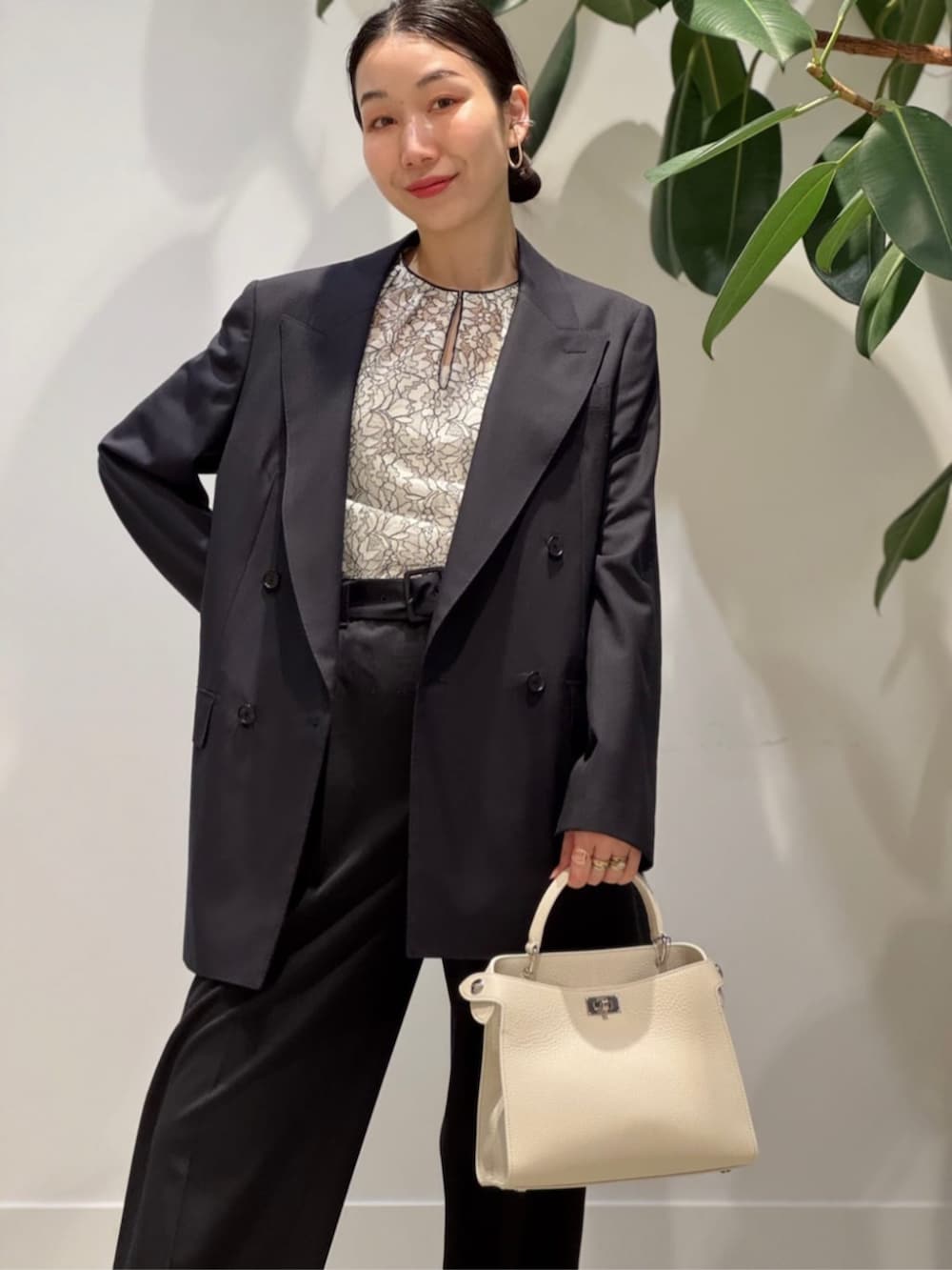 「TOMORROWLAND、TOMORROWLAND collection、TOMORROWLAND .B、トゥモローランド、MICHINO PARIS、ballsey、ダブルジャケット、ベルテッドパンツ、レースブラウス、ネイビー、オフィスカジュアル」|「TOMORROWLAND のセルロースジャージー キャミソール(キャミソール、ホワイト系)」を使った、Nito_TOMORROWLANDさん(レディース・158cm)の春コーディネートの3枚目の写真