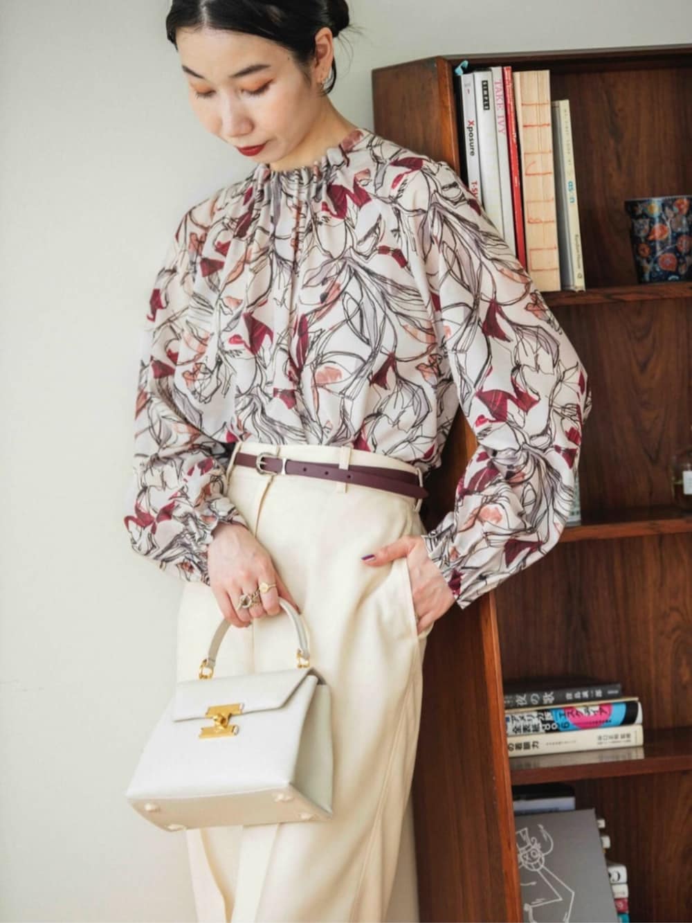 「TOMORROWLAND、トゥモローランド、ballsey、TOMORROWLAND collection、LEFIJE、ブラウス、フラワープリント、柄ブラウス、ワントーンコーデ、大人カジュアル」｜「TOMORROWLAND のコットンジャージー キャミソール（キャミソール、ホワイト系）」を使った、Nito_TOMORROWLANDさん（レディース・158cm）の秋コーディネートの5枚目の写真