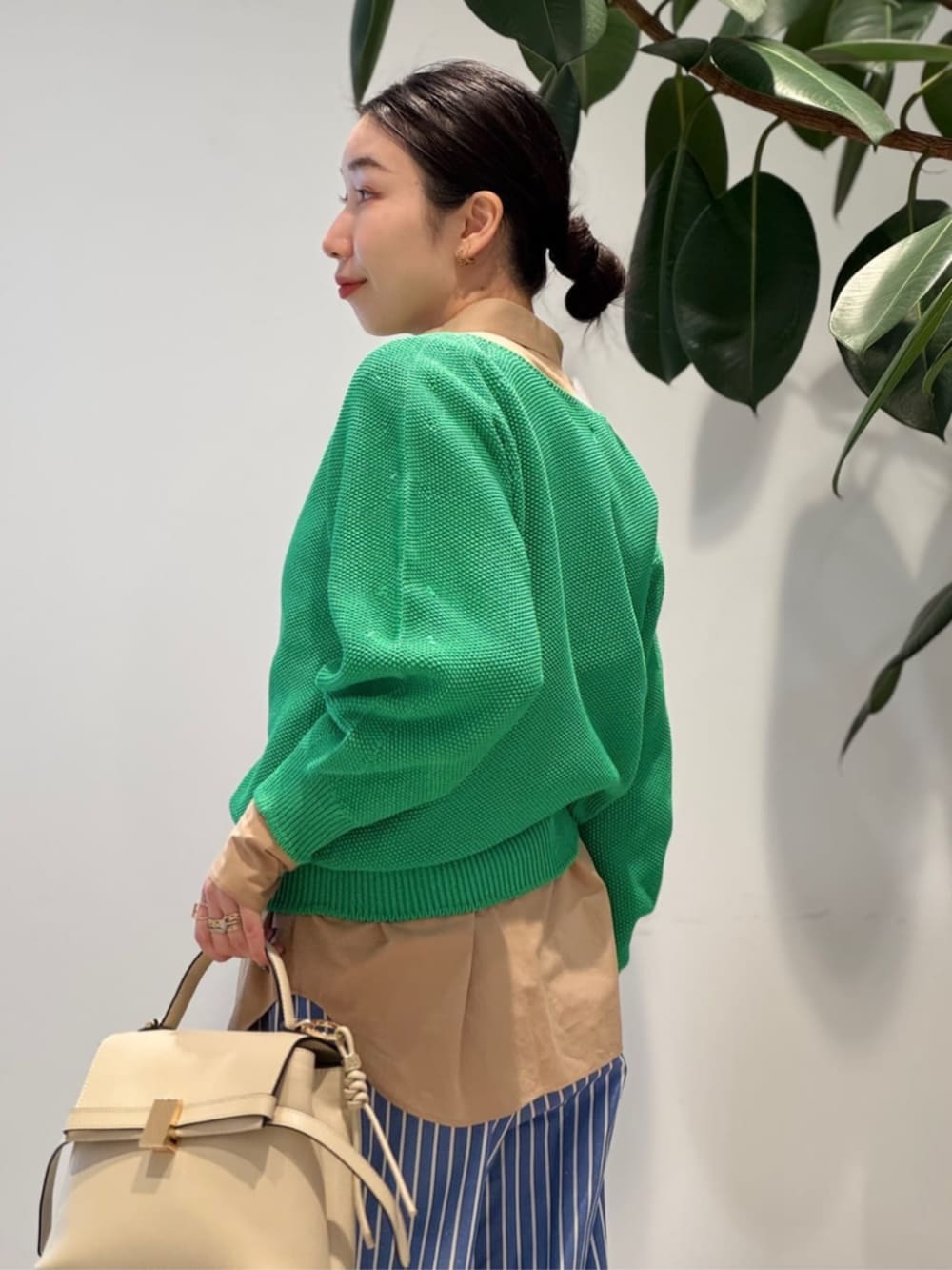 「TOMORROWLAND、トゥモローランド、MACKINTOSH、HUMBIE、別注、ballsey、BACCA、TOMORROWLAND .B、Atelier TOMORROWLAND、デニムジャケット、ブルゾン、ストライプパンツ、グリーン、ボタンダウンシャツ、ニット」｜「Mackintoshの【別注】MACKINTOSH HUMBIE DENIM ジャケット（デニムジャケット、ブルー系）」を使った、Nito_TOMORROWLANDさん（レディース・158cm）の春コーディネートの7枚目の写真
