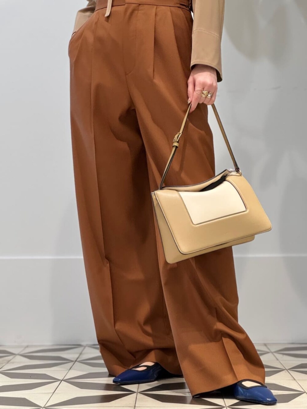 「TOMORROWLAND、トゥモローランド、ballsey、TOMORROWLAND .B、ニットベスト、ツイードベスト、タックパンツ、ワイドパンツ、ボウタイブラウス、ブラウス、大人カジュアル」｜「TOMORROWLAND .BのTOMORROWLAND .B CANONICOウール 2タックワイドパンツ（その他パンツ、ブラウン系）」を使った、Nito_TOMORROWLANDさん（レディース・158cm）の冬コーディネートの5枚目の写真