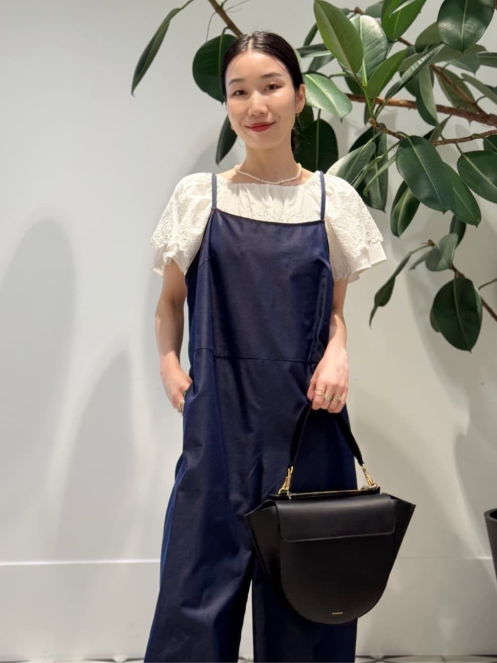 「TOMORROWLAND、トゥモローランド、MACPHEE、ballsey、WANDLER、Paraboot、ELIOU、サロペット、オールインワン、デニム、ラッフルブラウス、ラッフルフリル、フリルブラウス、大人カジュアル」｜「TOMORROWLAND のコットンジャージー キャミソール（キャミソール、ホワイト系）」を使った、Nito_TOMORROWLANDさん（レディース・158cm）の夏コーディネートの2枚目の写真