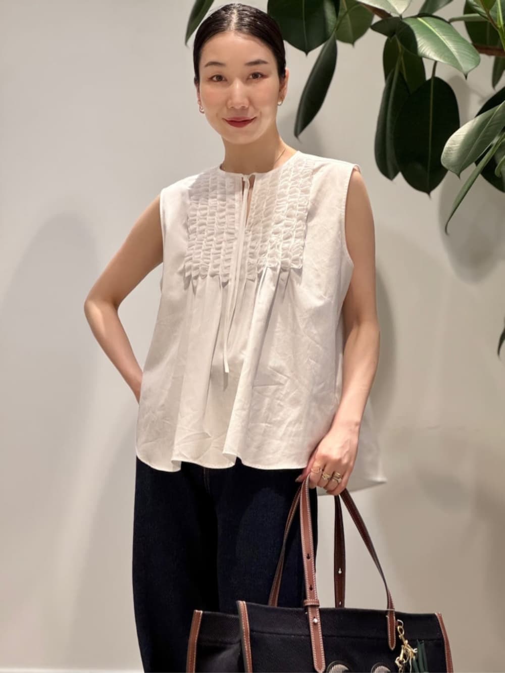 「TOMORROWLAND、TOMORROWLAND collection、トゥモローランド、MACPHEE、ballsey、Anya Hindmarch、ファンシーツイード、ツイードジレ、フロンタブル、2WAY、デニム、ノースリーブブラウス」|「TOMORROWLAND のデニム ワイドストレートパンツ(デニムパンツ、ブルー系)」を使った、Nito_TOMORROWLANDさん(レディース・158cm)の夏コーディネートの3枚目の写真