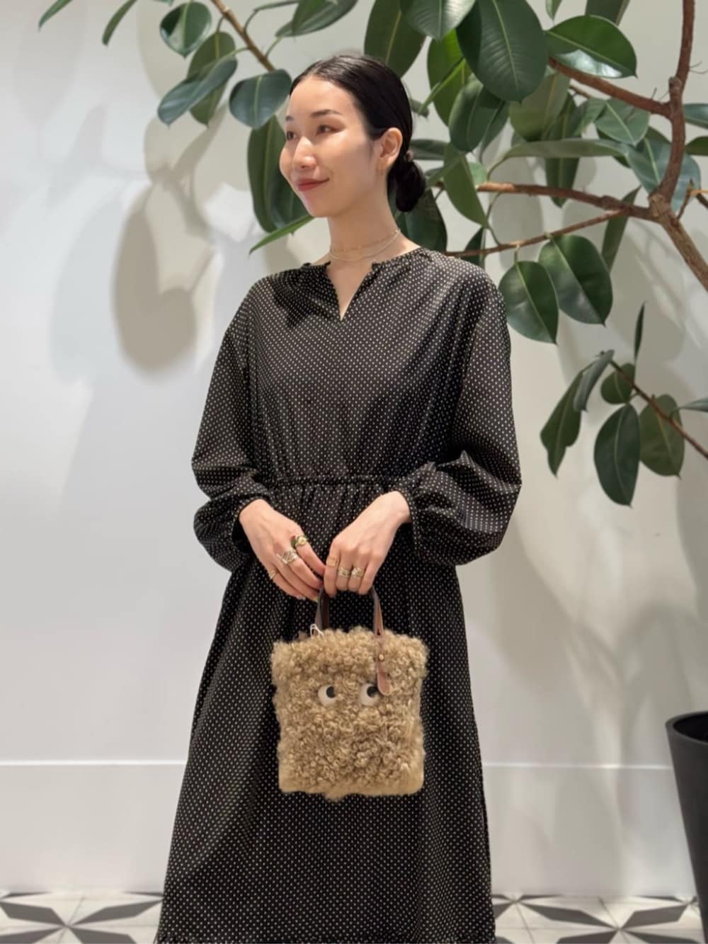 グレー系のキャミソール、イエロー系のシャツ/ブラウス、ブラック系のワンピースを着用したレディースの秋コーディネートの2枚目の写真