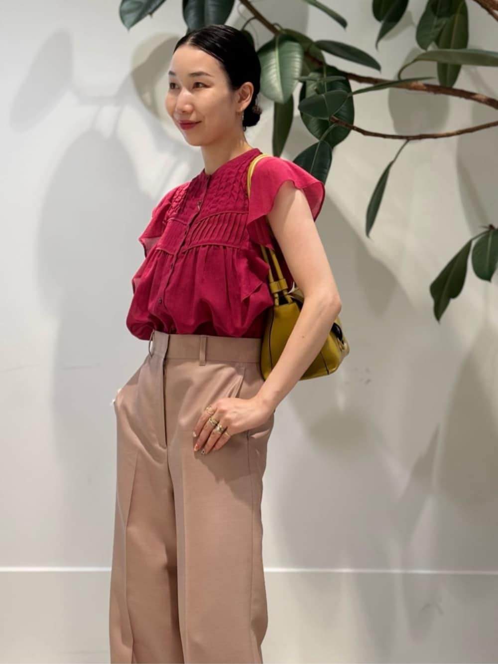 レッド系のシャツ/ブラウス、ピンク系のその他パンツ、ゴールド系のピアス(片耳用)を着用したレディースの夏コーディネートの2枚目の写真