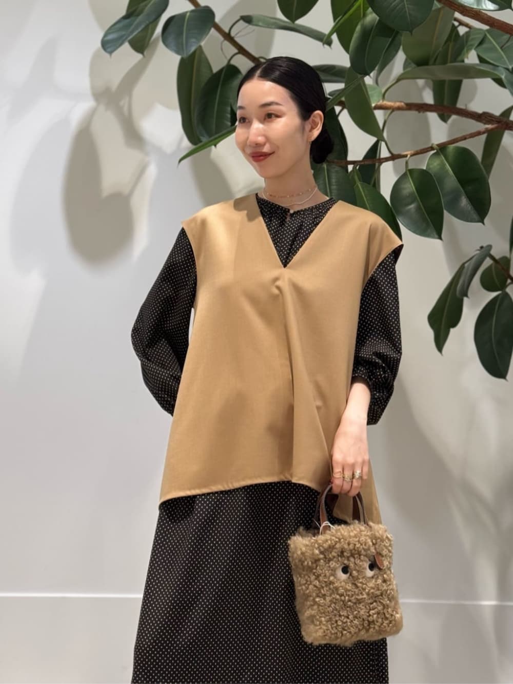 グレー系のキャミソール、イエロー系のシャツ/ブラウス、ブラック系のワンピースを着用したレディースの秋コーディネートの3枚目の写真