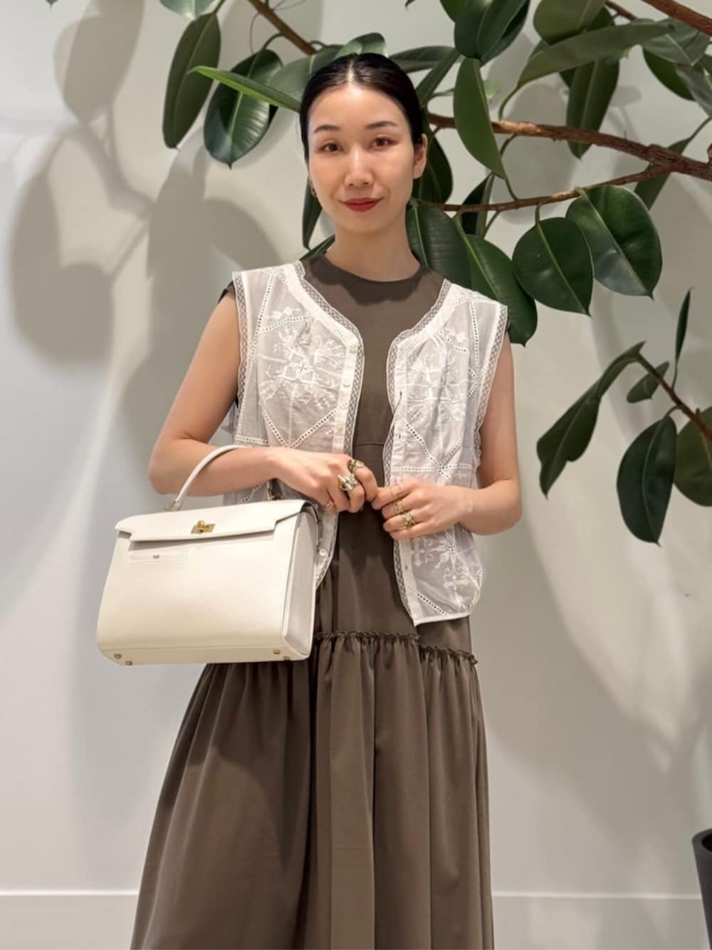 「TOMORROWLAND、トゥモローランド、ballsey、MACPHEE、BACCA、Anya Hindmarch、ノースリーブワンピース、ティアードワンピース、エンブロイダリー、エンブロイダリーブラウス、大人カジュアル、レイヤードスタイル」｜「BACCAのinner piece ベロアジャージー カップインキャミソール（キャミソール、ホワイト系）」を使った、Nito_TOMORROWLANDさん（レディース・158cm）の夏コーディネートの3枚目の写真