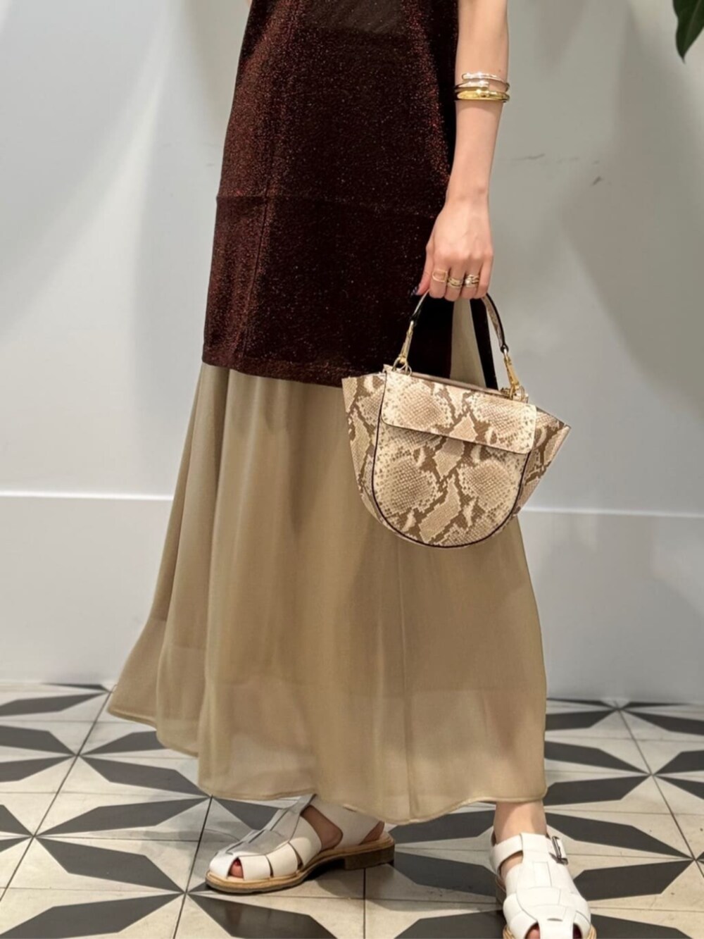 ホワイト系のキャミソール、イエロー系のワンピース、イエロー系のスカートを着用したレディースの夏コーディネートの3枚目の写真