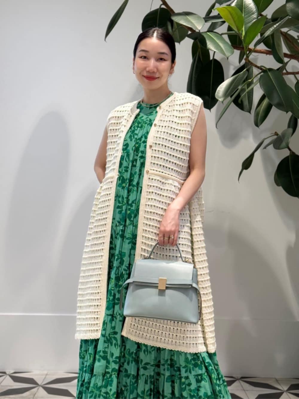 「TOMORROWLAND、トゥモローランド、ballsey、MARIHA、Atelier TOMORROWLAND、NEBULONIE、別注、ニットジレ、柄ワンピース、フラワープリント、グリーン、ノースリーブワンピース、レイヤードスタイル、大人カジュアル」|「TOMORROWLAND のコットンジャージー キャミソール(キャミソール、ホワイト系)」を使った、Nito_TOMORROWLANDさん(レディース・158cm)の夏コーディネートの2枚目の写真
