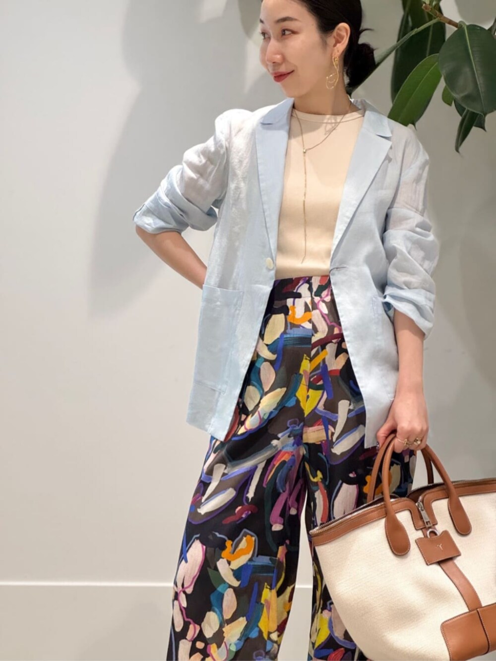 「TOMORROWLAND、トゥモローランド、MACPHEE、ballsey、BAR JEWELLERY、TOD'S、ラミー、ラミージャケット、柄パンツ、大人カジュアル、ライトブルー」|「TOMORROWLAND のコットンジャージー キャミソール(キャミソール、ホワイト系)」を使った、Nito_TOMORROWLANDさん(レディース・158cm)の春コーディネートの2枚目の写真