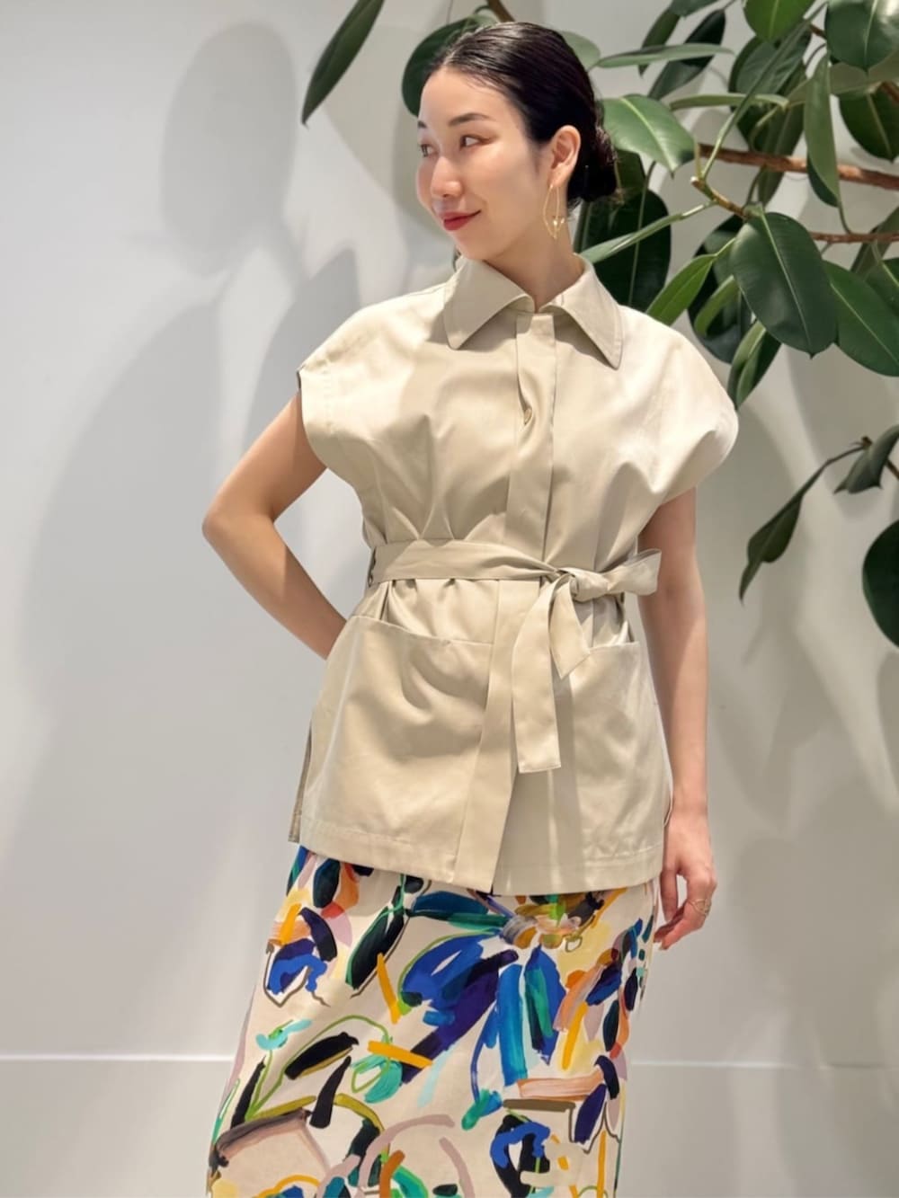 「TOMORROWLAND、トゥモローランド、TOMORROWLAND collection、ballsey、BAR JEWELLERY、Anya Hindmarch、Gianvito Rossi、柄ワンピース、ジレ、レイヤードスタイル、大人カジュアル」|「TOMORROWLAND のセルロースジャージー キャミソール(キャミソール、ホワイト系)」を使った、Nito_TOMORROWLANDさん(レディース・158cm)の春コーディネートの3枚目の写真