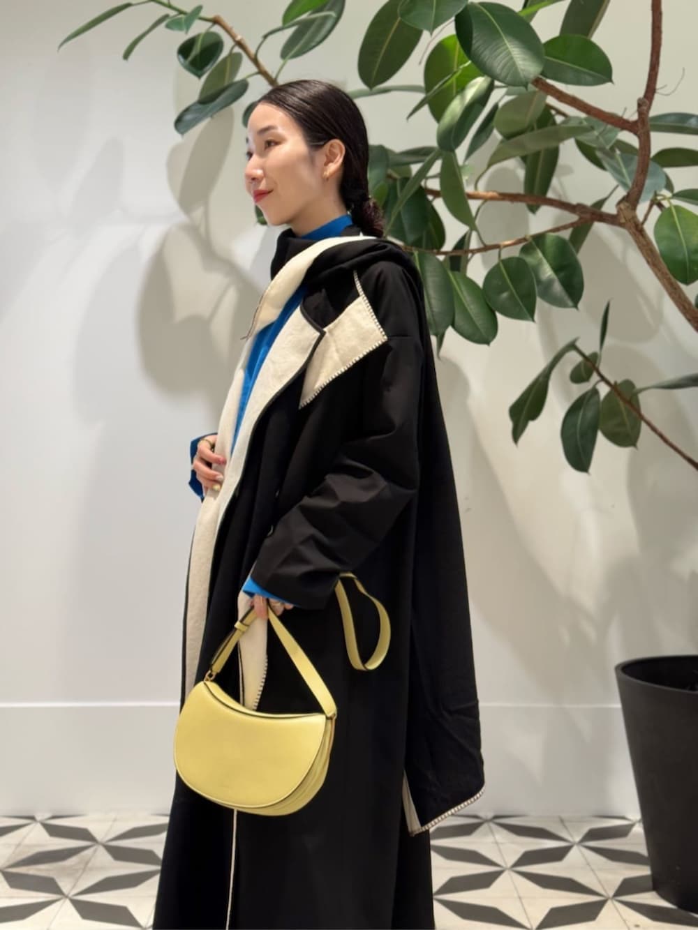 ブラック系のローファー、ブラック系のその他アウター、ブルー系のニット/セーターを着用したレディースの夏コーディネートの4枚目の写真