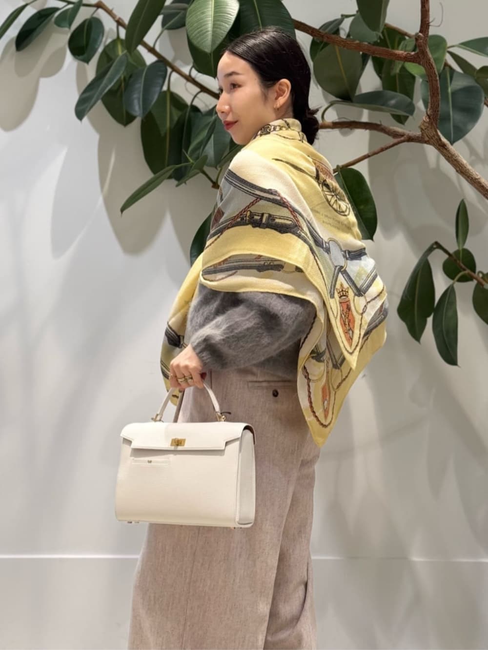 グレー系のその他アウター、グレー系のニット/セーター、グレー系のキャミソールを着用したレディースの秋コーディネートの6枚目の写真