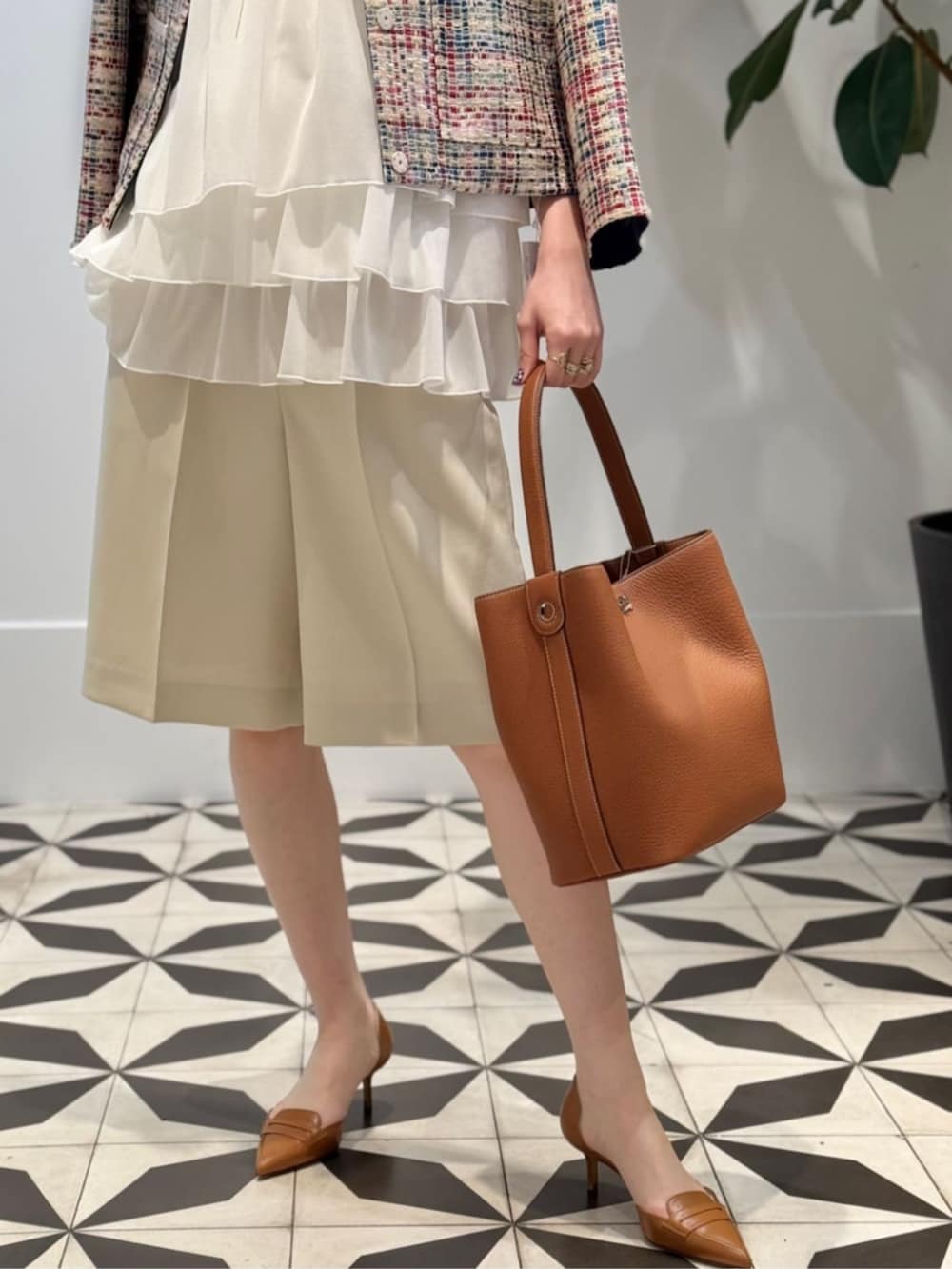 「TOMORROWLAND、トゥモローランド、ballsey、MACPHEE、BAR JEWELLERY、ティアード、ティアードブラウス、ツイードジャケット、ハーフパンツ、FRANCESCO RUSSO、MICHINO PARIS、大人カジュアル」|「TOMORROWLAND のコットンジャージー キャミソール(キャミソール、ホワイト系)」を使った、Nito_TOMORROWLANDさん(レディース・158cm)の春コーディネートの4枚目の写真