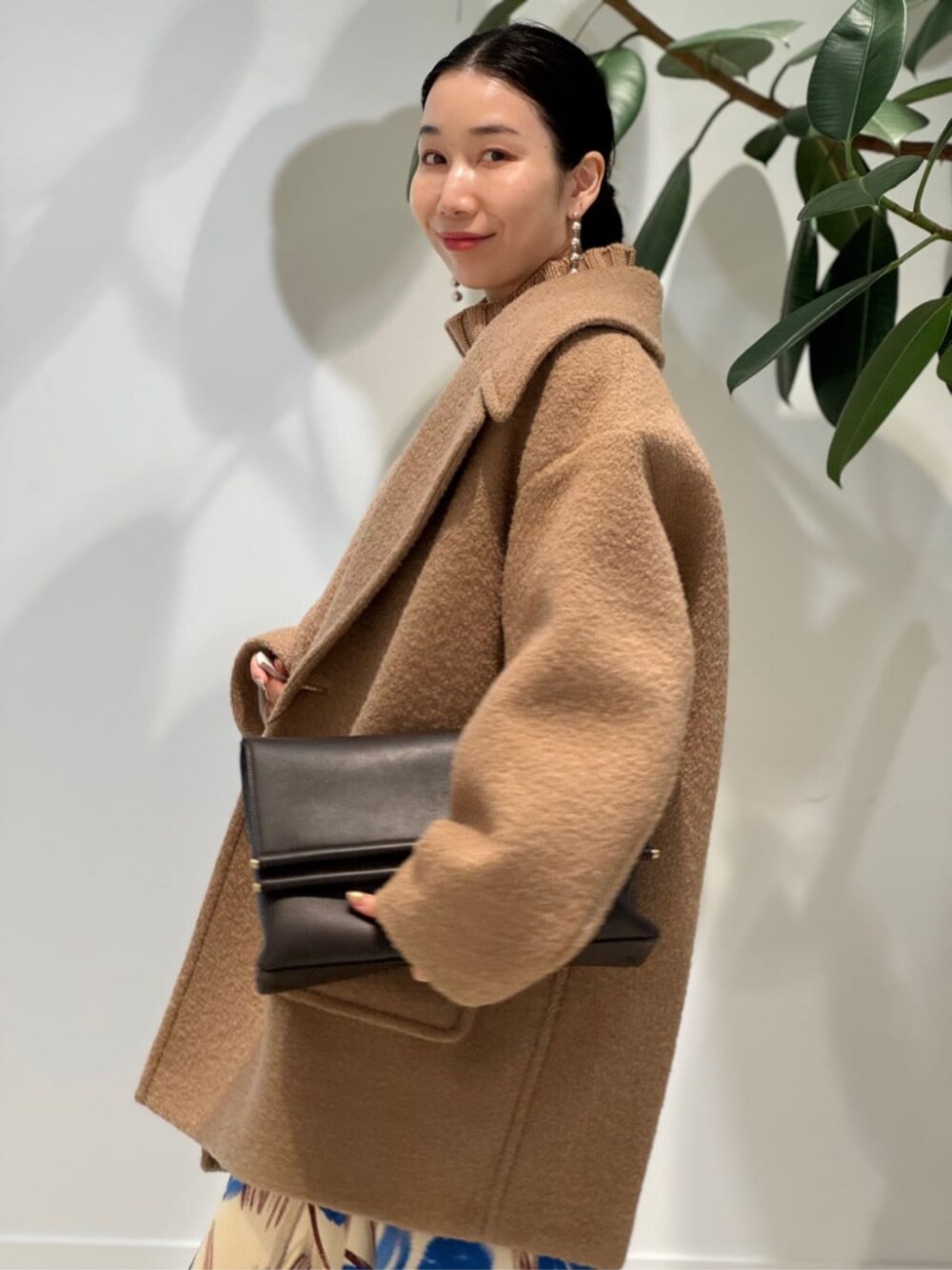 「TOMORROWLAND、トゥモローランド、MACPHEE、ballsey、WANDLER、pellico、Max Mara、LIE STUDIO、ピーコート、Pコート、ショートコート、キャメル、柄スカート」｜「TOMORROWLAND のLIE STUDIO ボールチェーンピアス（ピアス（両耳用）、シルバー系）」を使った、Nito_TOMORROWLANDさん（レディース・158cm）の冬コーディネートの3枚目の写真