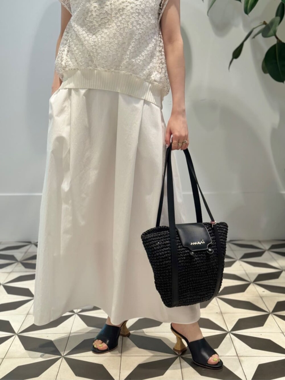 「TOMORROWLAND、トゥモローランド、ballsey、PALOMA BARCELO、MARNI、ノースリーブワンピース、チュールブラウス、エンブロイダリー、エンブロイダリーブラウス、オールホワイト、ワントーンコーデ」｜「TOMORROWLAND のコットンジャージー キャミソール（キャミソール、ブラック系）」を使った、Nito_TOMORROWLANDさん（レディース・158cm）の夏コーディネートの5枚目の写真