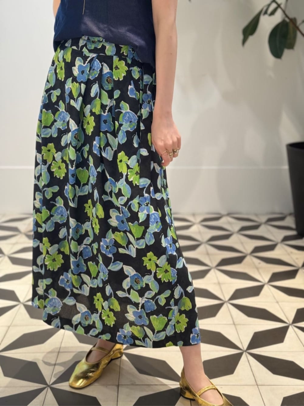 「TOMORROWLAND、トゥモローランド、TOMORROWLAND collection、ballsey、Anya Hindmarch、aeyde、柄スカート、フラワープリント、ぺプラムトップス、デニムブラウス、大人カジュアル」｜「TOMORROWLAND のコットンジャージー キャミソール（キャミソール、ブラック系）」を使った、Nito_TOMORROWLANDさん（レディース・158cm）の夏コーディネートの3枚目の写真