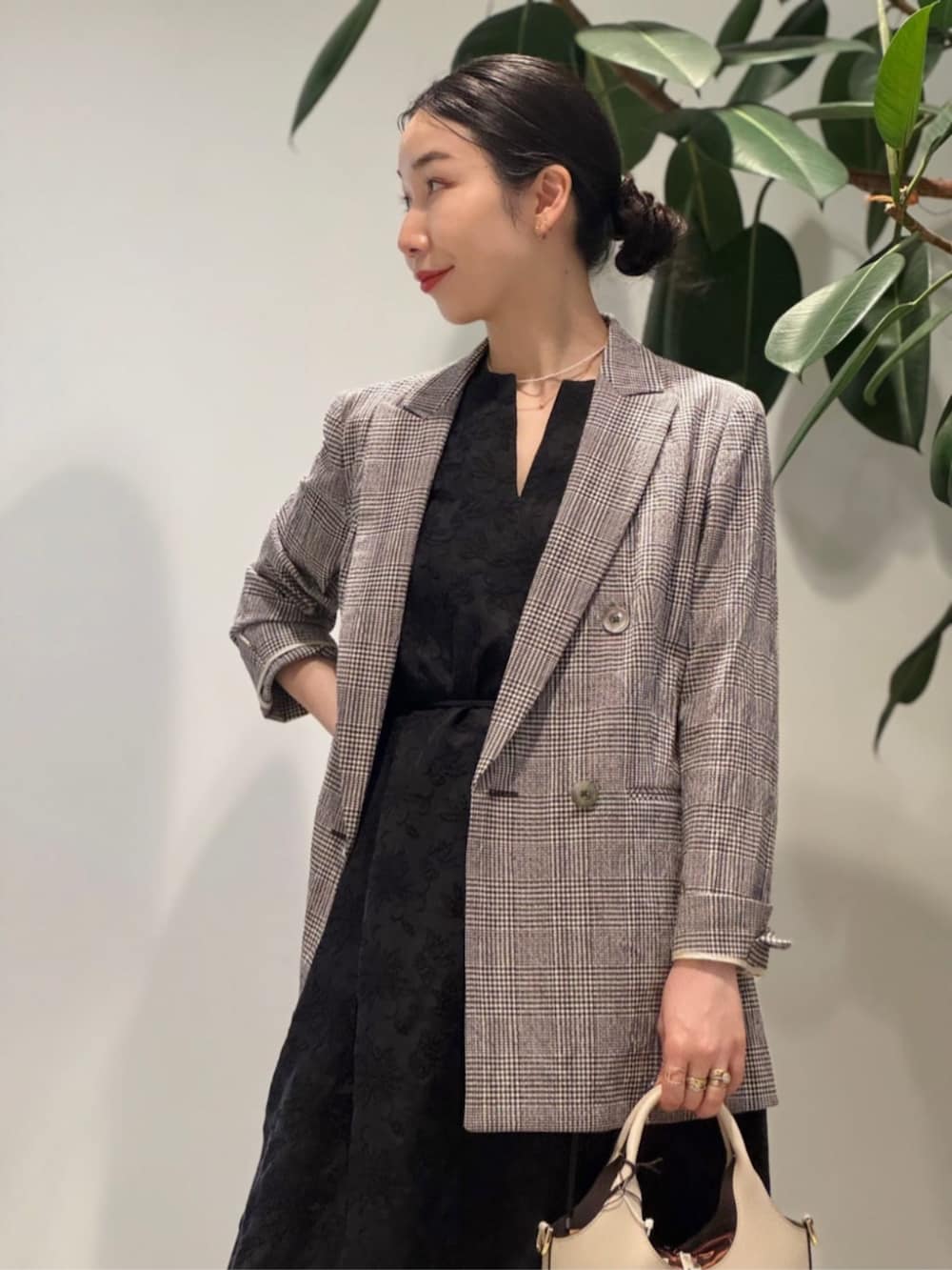 「TOMORROWLAND、TOMORROWLAND collection、トゥモローランド、ballsey、MARIHA、TOD'S、sergio rossi、グレンチェック、ダブルジャケット、エンブロイダリー、エンブロイダリーワンピース、ノースリーブワンピース」|「TOMORROWLAND のコットンジャージー キャミソール(キャミソール、ブラック系)」を使った、Nito_TOMORROWLANDさん(レディース・158cm)の春コーディネートの4枚目の写真