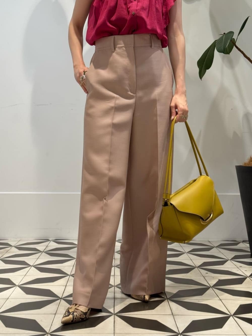 レッド系のシャツ/ブラウス、ピンク系のその他パンツ、ゴールド系のピアス(片耳用)を着用したレディースの夏コーディネートの3枚目の写真