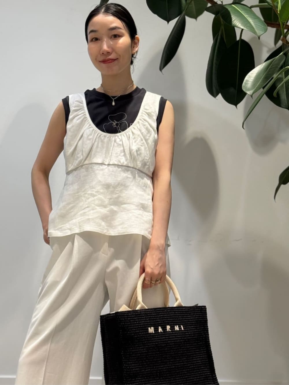 「TOMORROWLAND、トゥモローランド、BACCA、MACPHEE、TOMORROWLAND collection、ballsey、MARNI、PALOMA BARCELO、エンブロイダリー、ボタニカル柄、タンクトップ、ワイドパンツ、オールホワイト、ワントーンコーデ、モノトーン」｜「TOMORROWLAND のコットンジャージー キャミソール（キャミソール、ブラック系）」を使った、Nito_TOMORROWLANDさん（レディース・158cm）の夏コーディネートの3枚目の写真
