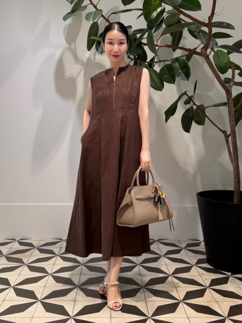 「TOMORROWLAND、トゥモローランド、ballsey、TOMORROWLAND collection、Atelier TOMORROWLAND、カーディガン、ノースリーブワンピース、ブラウン、キーネックワンピース、ワンピース」｜「TOMORROWLAND のコットンジャージー キャミソール（キャミソール、ホワイト系）」を使った、Nito_TOMORROWLANDさん（レディース・158cm）の夏コーディネートの2枚目の写真