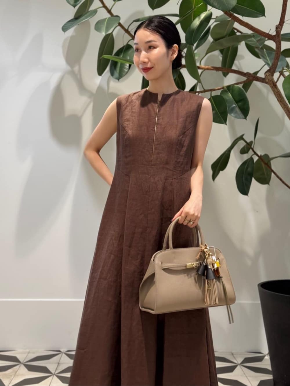 「TOMORROWLAND、トゥモローランド、ballsey、TOMORROWLAND collection、Atelier TOMORROWLAND、カーディガン、ノースリーブワンピース、ブラウン、キーネックワンピース、ワンピース」｜「TOMORROWLAND のコットンジャージー キャミソール（キャミソール、ホワイト系）」を使った、Nito_TOMORROWLANDさん（レディース・158cm）の夏コーディネートの4枚目の写真