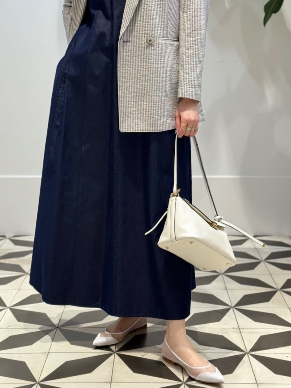 「TOMORROWLAND、TOMORROWLAND collection、トゥモローランド、ballsey、Atelier TOMORROWLAND、NEBULONIE、ストライプジャケット、デニムワンピース、ワンピース、半袖シャツ、フリルシャツ、大人カジュアル」｜「TOMORROWLAND のコットンジャージー キャミソール（キャミソール、ホワイト系）」を使った、Nito_TOMORROWLANDさん（レディース・158cm）の春コーディネートの6枚目の写真