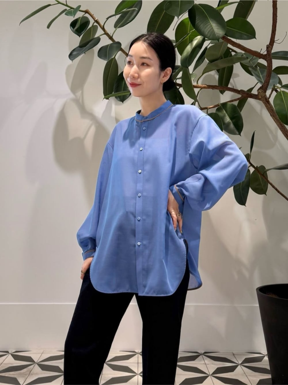 ブルー系のデニムパンツ、ホワイト系のキャミソール、ブルー系のテーラードジャケットを着用したレディースの夏コーディネートの4枚目の写真