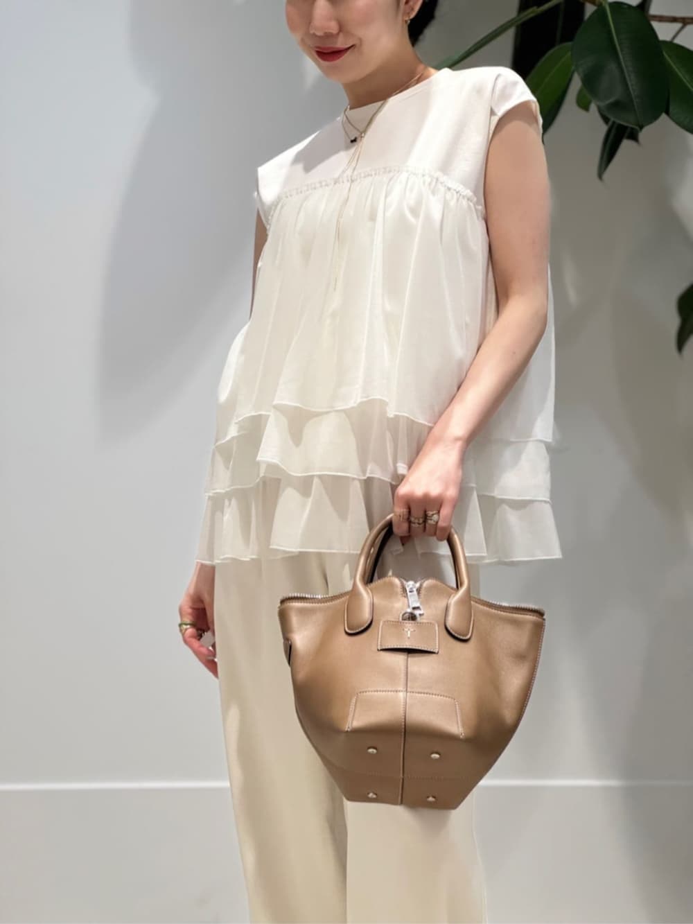 「TOMORROWLAND、TOMORROWLAND collection、トゥモローランド、ballsey、TOD'S、FRANCESCO RUSSO、ダブルジャケット、ティアードブラウス、イージーパンツ、ワイドパンツ、ワントーンコーデ、大人カジュアル」｜「TOMORROWLAND のコットンジャージー キャミソール（キャミソール、ホワイト系）」を使った、Nito_TOMORROWLANDさん（レディース・158cm）の春コーディネートの4枚目の写真