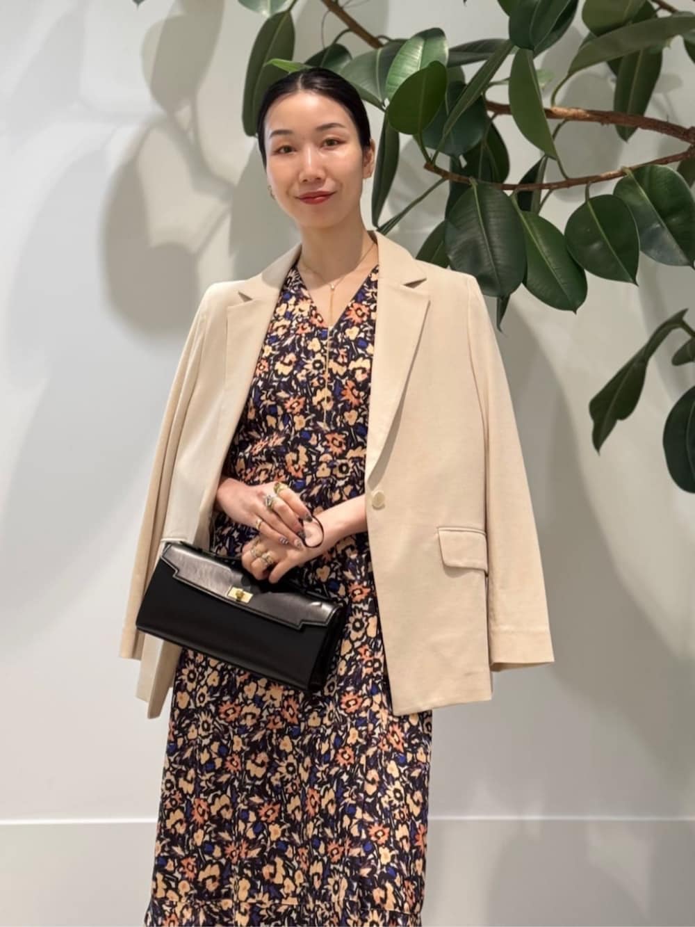 「TOMORROWLAND、トゥモローランド、ballsey、Anya Hindmarch、テーラードジャケット、カシュクールワンピース、柄ワンピース、フラワープリント、大人カジュアル」｜「TOMORROWLAND のコットンジャージー キャミソール（キャミソール、ホワイト系）」を使った、Nito_TOMORROWLANDさん（レディース・158cm）の夏コーディネートの3枚目の写真