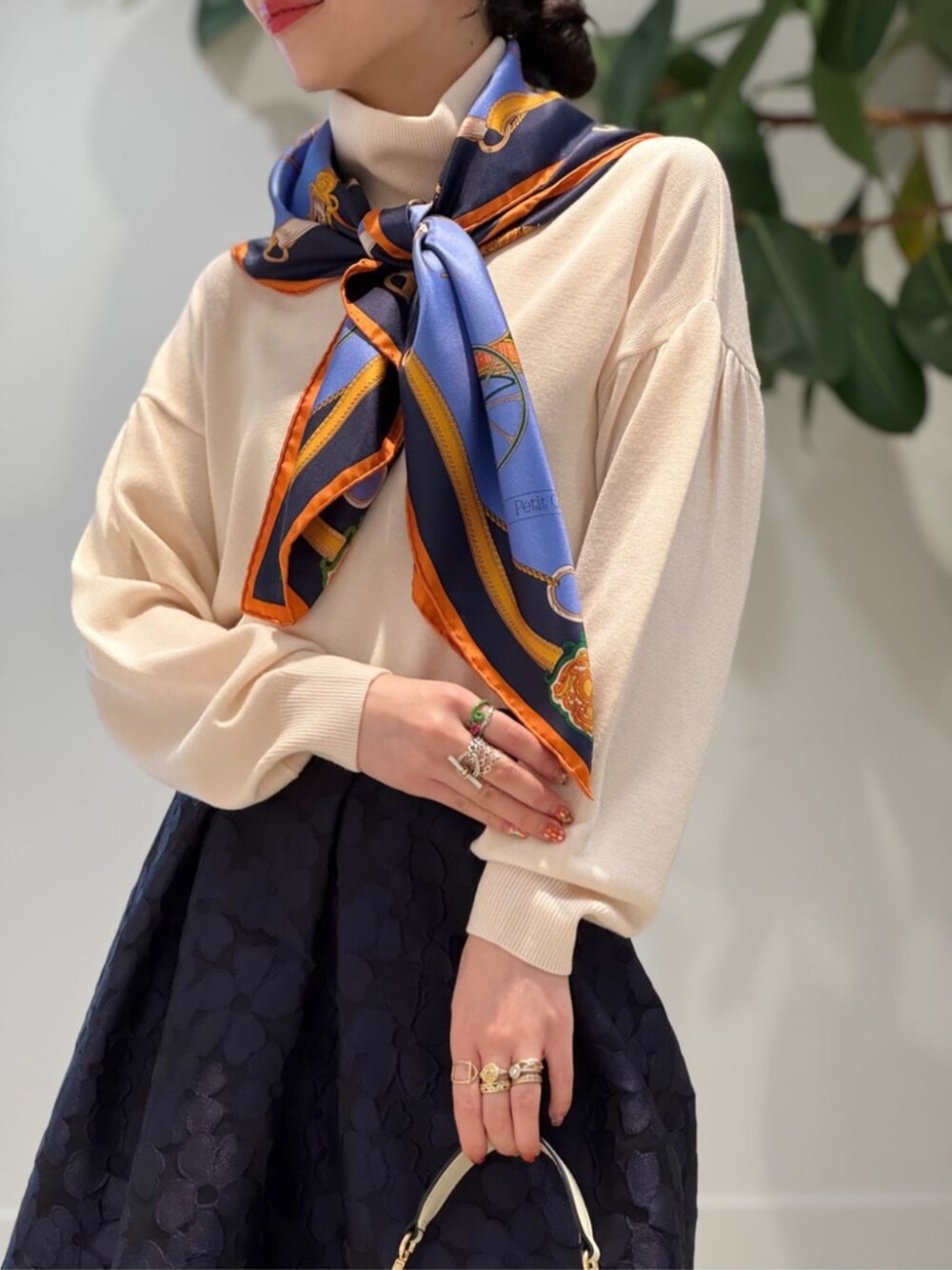 「TOMORROWLAND、トゥモローランド、TOMORROWLAND collection、ballsey、manipuri、NEOUS、TOD'S、カシミヤコート、バレルスカート、フラワーモチーフ、大人カジュアル、スカーフアレンジ」｜「TOMORROWLAND collectionのウェービーカシミヤ ノーカラーコート（ノーカラーコート、ブルー系）」を使った、Nito_TOMORROWLANDさん（レディース・158cm）の冬コーディネートの6枚目の写真