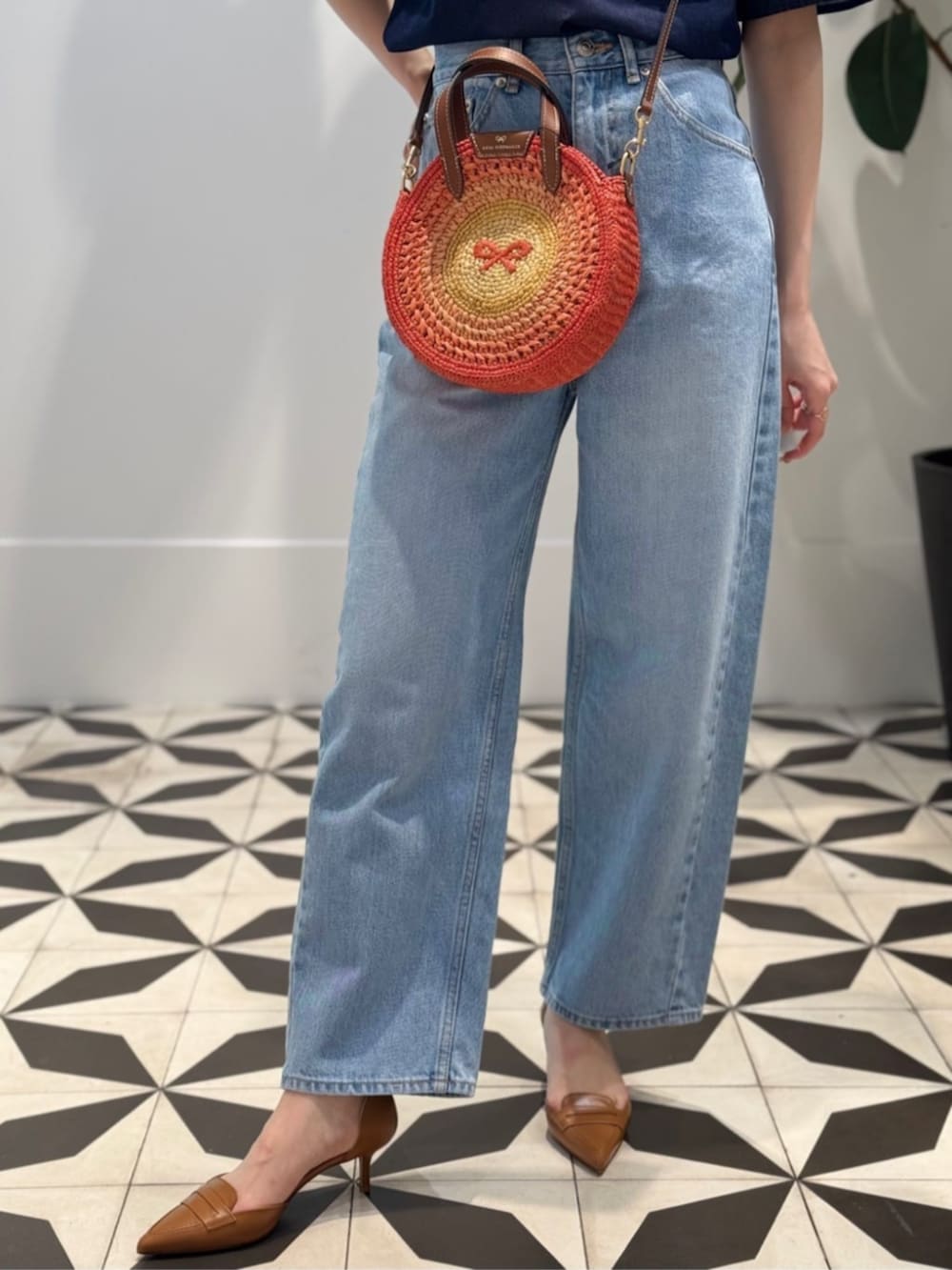 「TOMORROWLAND、TOMORROWLAND collection、トゥモローランド、MACPHEE、Anya Hindmarch、BAR JEWELLERY、デニム、デニムブラウス、デニムオンデニム、大人カジュアル、デイリーカジュアル」｜「BAR JEWELLERYのBAR Jewellery FLORA ゴールドピアス（ピアス（両耳用）、ゴールド系）」を使った、Nito_TOMORROWLANDさん（レディース・158cm）の春コーディネートの3枚目の写真