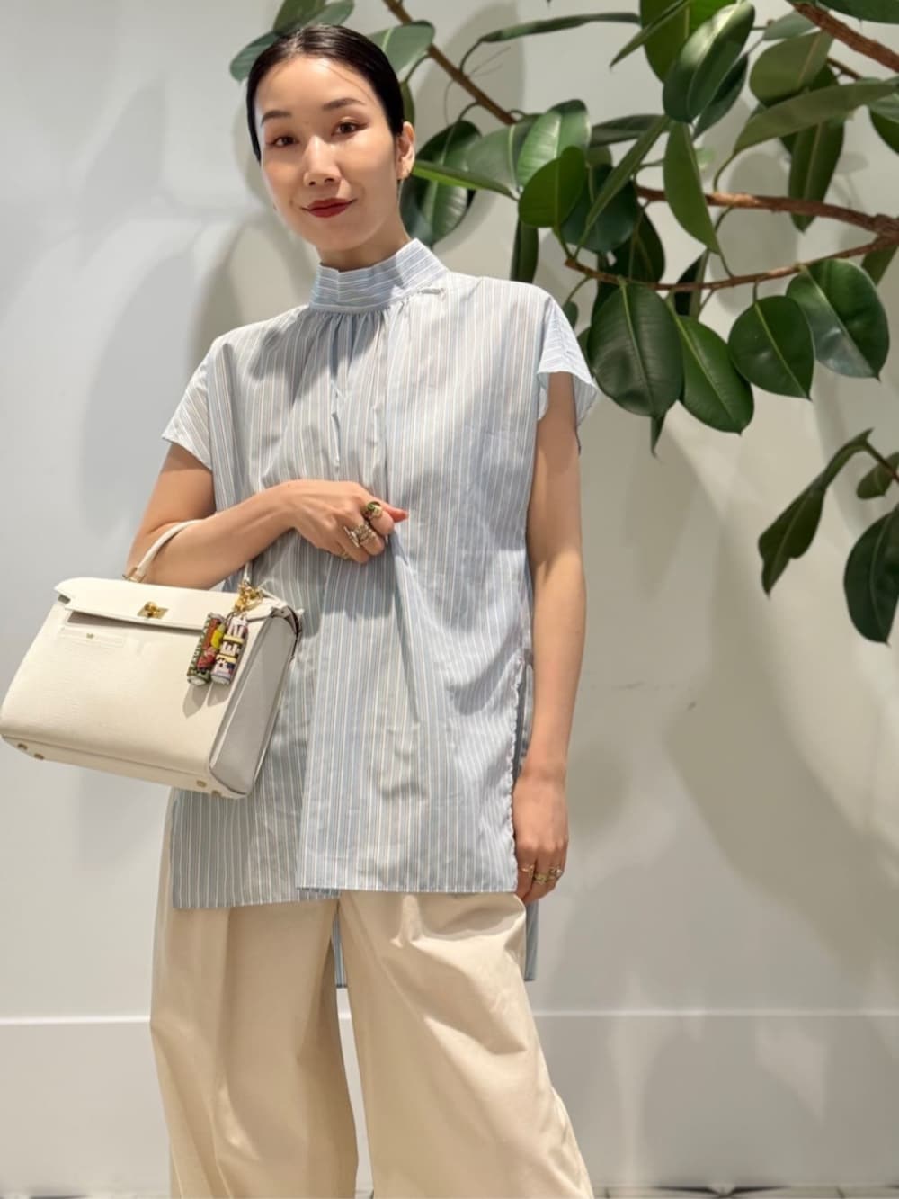 「TOMORROWLAND、トゥモローランド、MACPHEE、BACCA、Anya Hindmarch、ハイネックシャツ、ストライプシャツ、ブルーシャツ、タックパンツ、ワイドパンツ、大人カジュアル」｜「MACPHEEのシルクネップウェザー タックワイドパンツ（その他パンツ、ホワイト系）」を使った、Nito_TOMORROWLANDさん（レディース・158cm）の夏コーディネートの2枚目の写真
