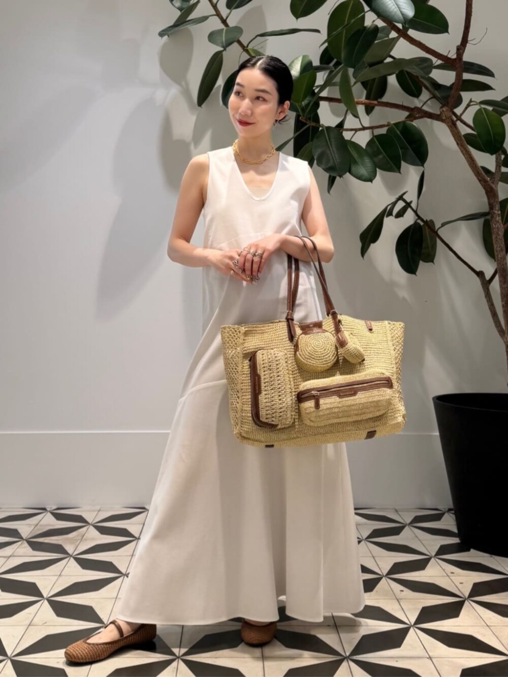 「TOMORROWLAND、TOMORROWLAND collection、BACCA、Anya Hindmarch、r.alagan、gianvitorossi、フロンタブル、２ＷＡＹ、ノースリーブワンピース、ワンピース、ワントーンコーデ」｜「BACCAのコットンピケ バックリボンドレス（ワンピース、ホワイト系）」を使った、Nito_TOMORROWLANDさん（レディース・158cm）の夏コーディネートの2枚目の写真