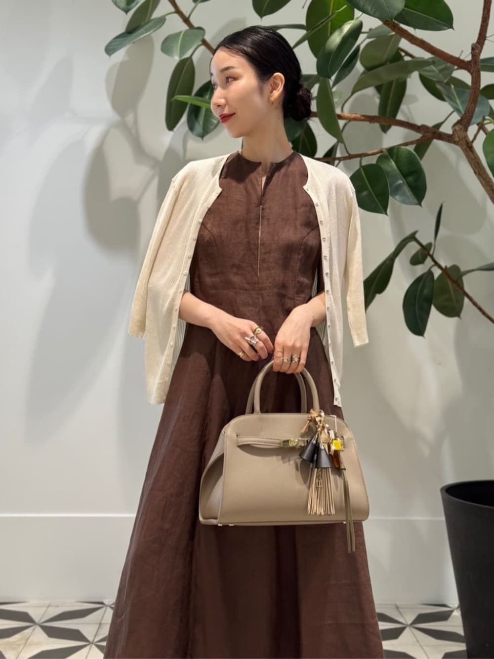 「TOMORROWLAND、トゥモローランド、ballsey、TOMORROWLAND collection、Atelier TOMORROWLAND、カーディガン、ノースリーブワンピース、ブラウン、キーネックワンピース、ワンピース」｜「TOMORROWLAND のコットンジャージー キャミソール（キャミソール、ホワイト系）」を使った、Nito_TOMORROWLANDさん（レディース・158cm）の夏コーディネートの3枚目の写真