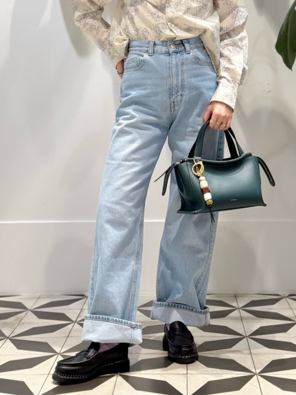 ブルー系のデニムパンツ、ホワイト系のシャツ/ブラウス、ホワイト系のキャミソールを着用したレディースの冬コーディネートの5枚目の写真