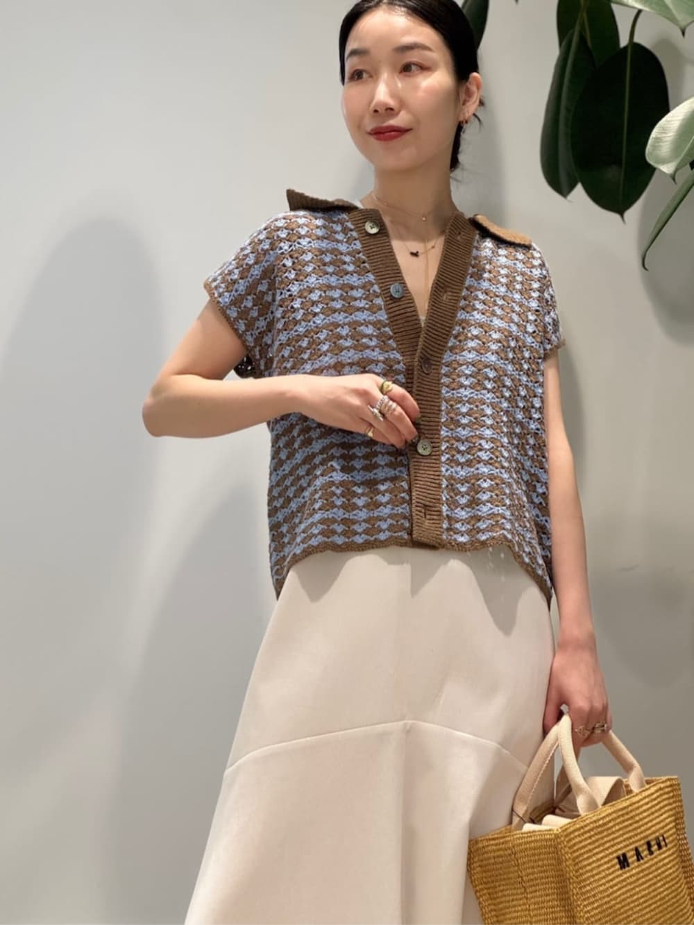 「TOMORROWLAND、トゥモローランド、BACCA、MACPHEE、MARNI、クロシェニット、カーディガン、ワンピース、ノースリーブワンピース、バックリボン、大人カジュアル」｜「BACCAのコットンピケ バックリボンドレス（ワンピース、ホワイト系）」を使った、Nito_TOMORROWLANDさん（レディース・158cm）の夏コーディネートの3枚目の写真