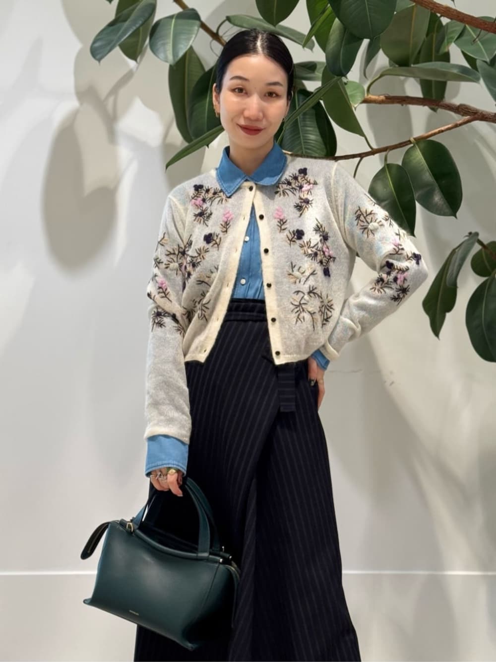 レッド系のパンプス、ブルー系のシャツ/ブラウス、ホワイト系のカーディガン/ボレロを着用したレディースの秋コーディネートの3枚目の写真